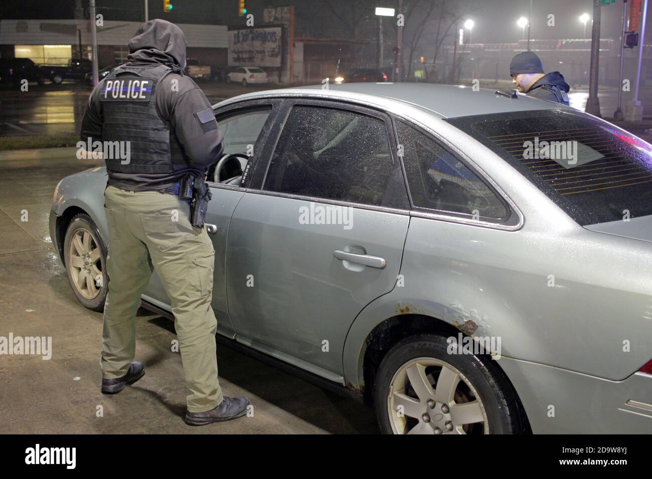 Des policiers de Detroit parlent au conducteur d'une voiture la nuit, Detroit, Michigan, États-Unis Banque D'Images