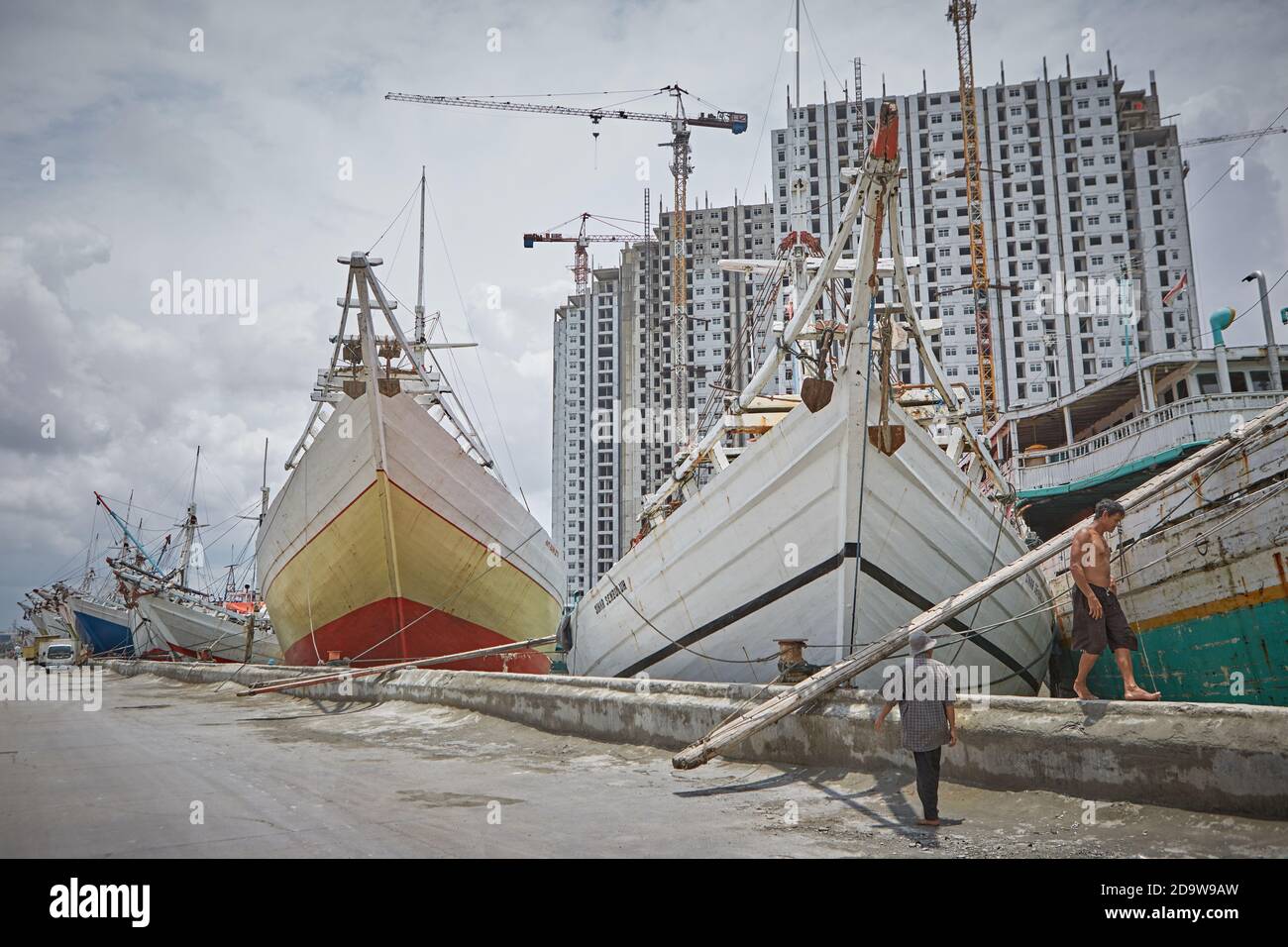 Jakarta, Indonésie, mars 2016. Marins travaillant sur les bateaux traditionnels en bois, le Pinisi, dans le port de Sunda Kelapa. Banque D'Images