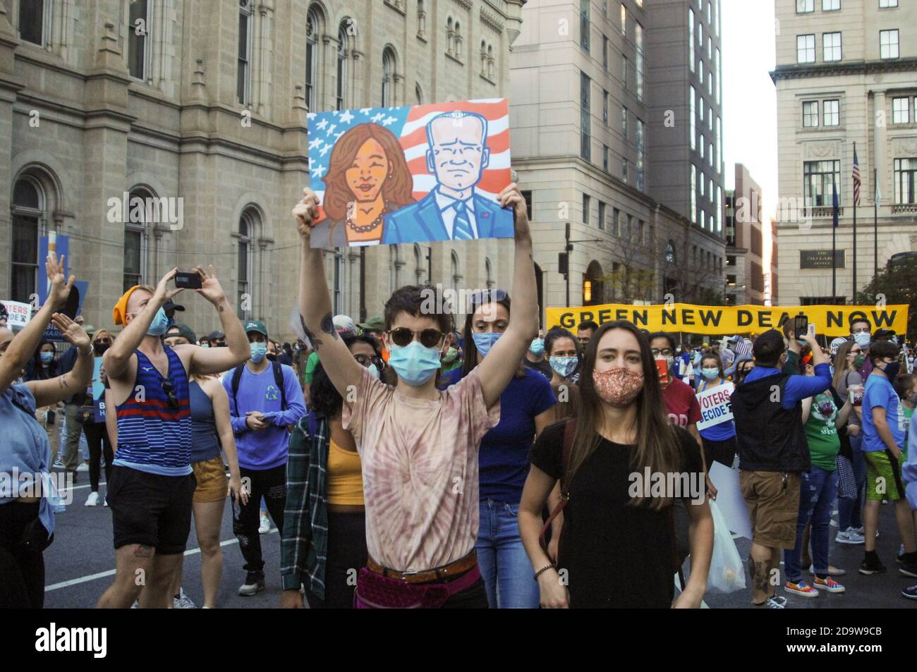 Philadelphie, États-Unis. 11 juillet 2020. Les Philadelphiens célèbrent le président élu Joe Biden et le vice-président élu Kamala Harris lors de l'élection présidentielle de 2020 avec un bloc de parti autour de l'Hôtel de ville et dans tout le Centre City à Philadelphie, PA, le 7 novembre 2020. Credit: SIPA USA/Alay Live News Banque D'Images