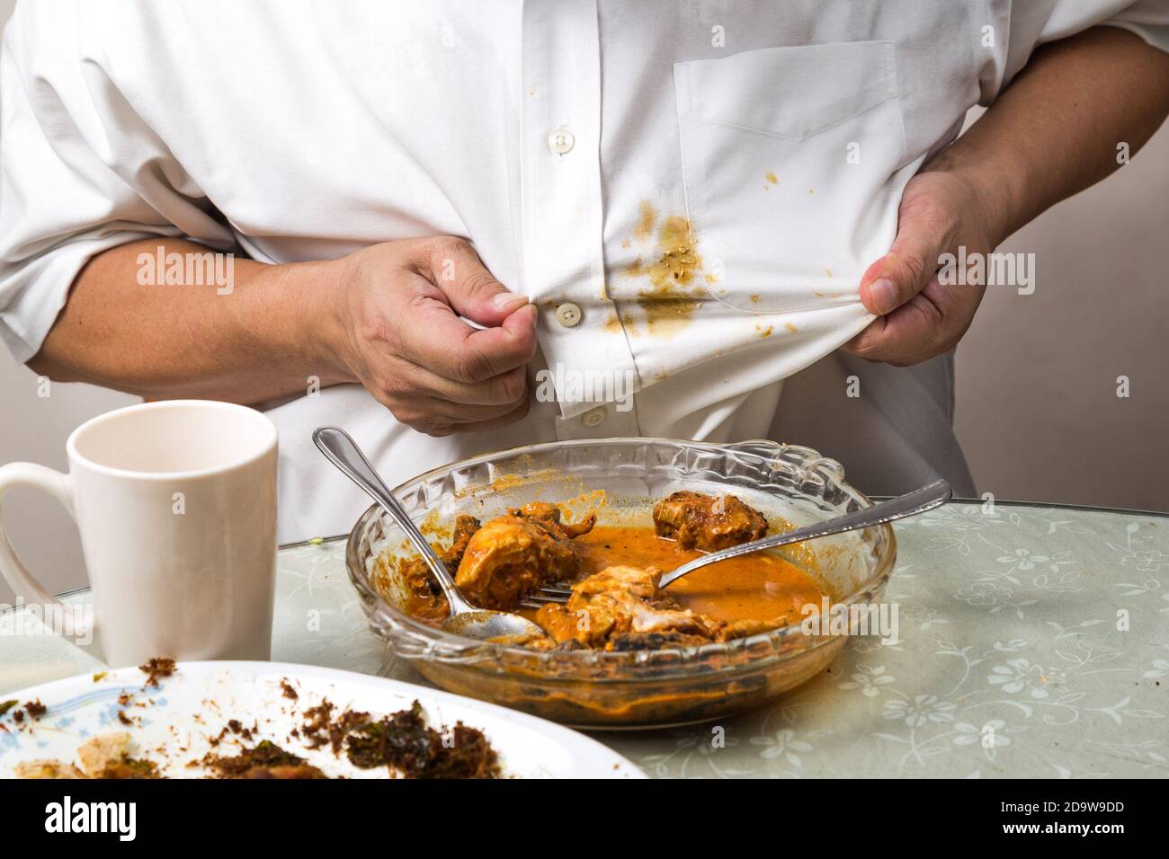 Une personne a accidentellement renversé une tache de curry sur une chemise  blanche Photo Stock - Alamy