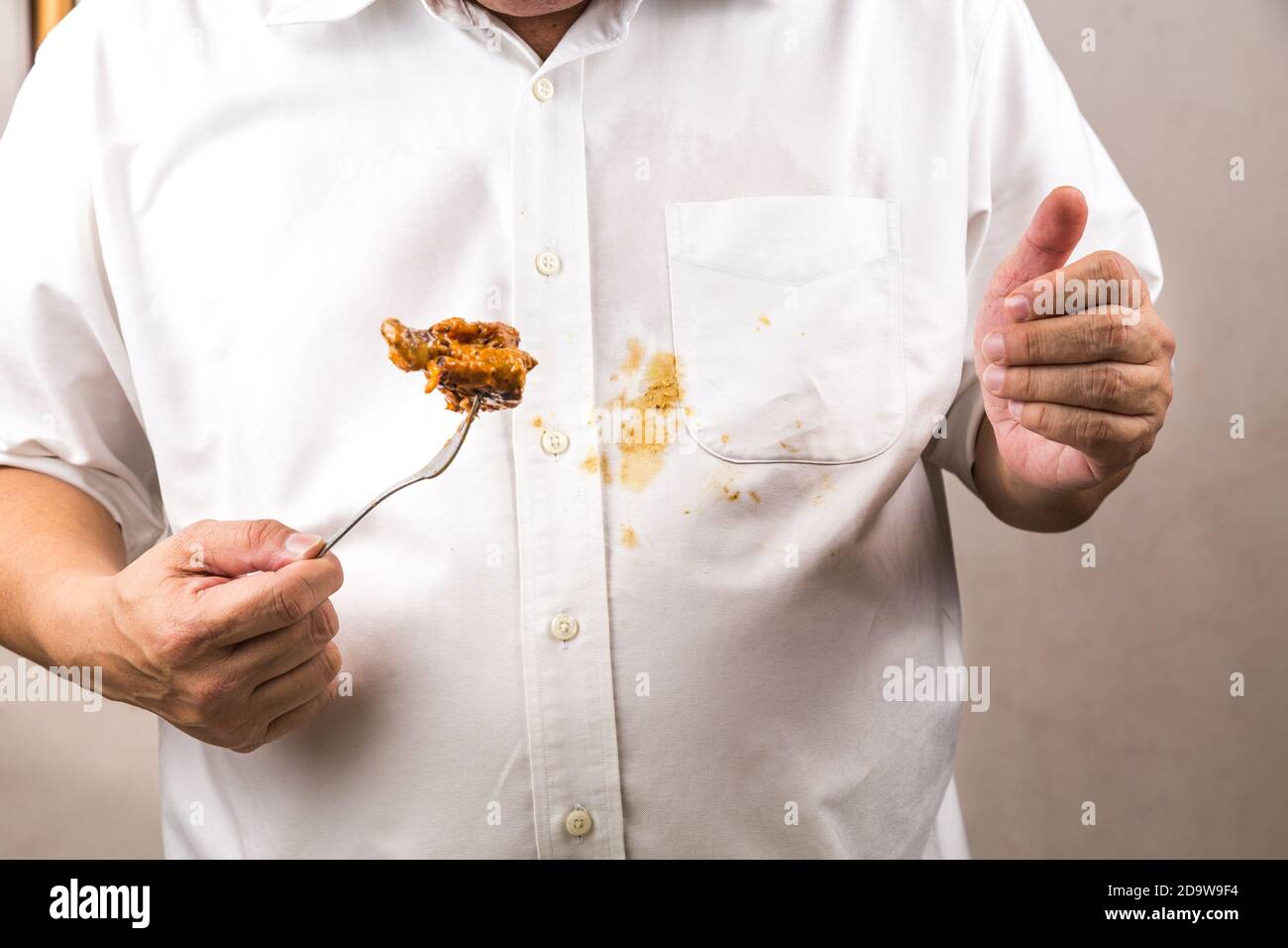 Une personne a accidentellement renversé une tache de curry sur une chemise  blanche Photo Stock - Alamy