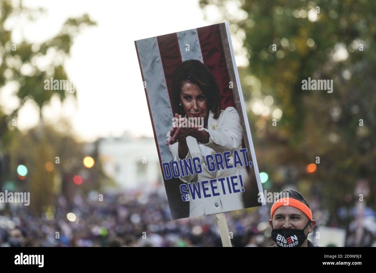 Washington, États-Unis. 07th nov. 2020. Un homme porte un signe tout en célébrant la victoire du président élu Joe Biden sur le président Donald Trump à Washington, DC, le samedi 7 novembre 2020. Quatre jours après l'élection, les médias ont déclaré l'ancien vice-président Biden vainqueur de l'élection américaine de 2020. Photo de Leigh Vogel/UPI crédit: UPI/Alay Live News Banque D'Images