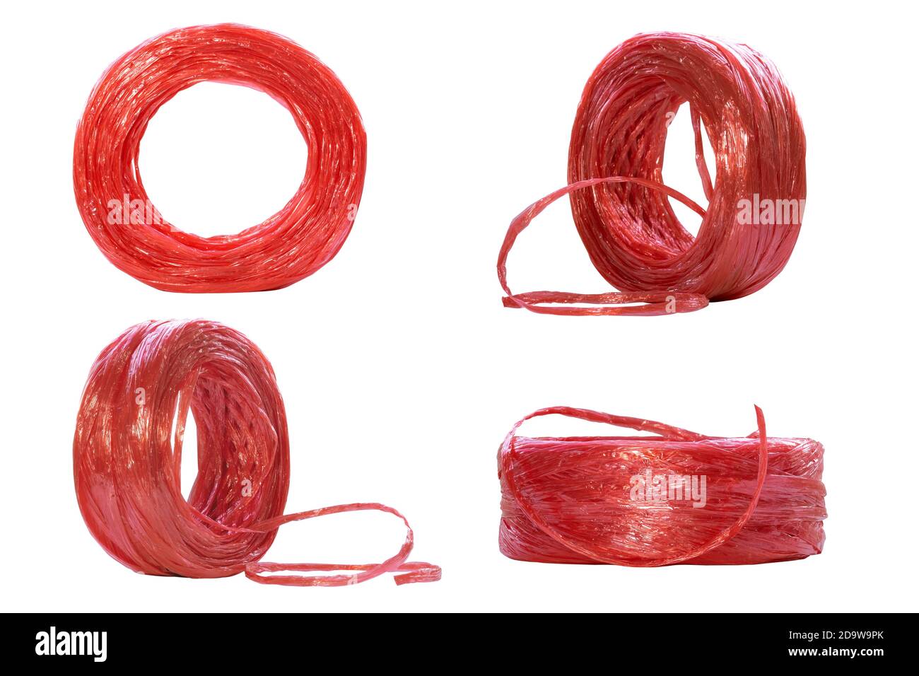 Rangée de corde en plastique rouge pour lier divers éléments isolés sur fond blanc. Banque D'Images