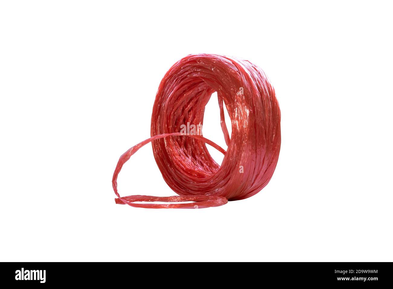 Rangée de corde en plastique rouge pour lier divers éléments isolés sur fond blanc. Banque D'Images
