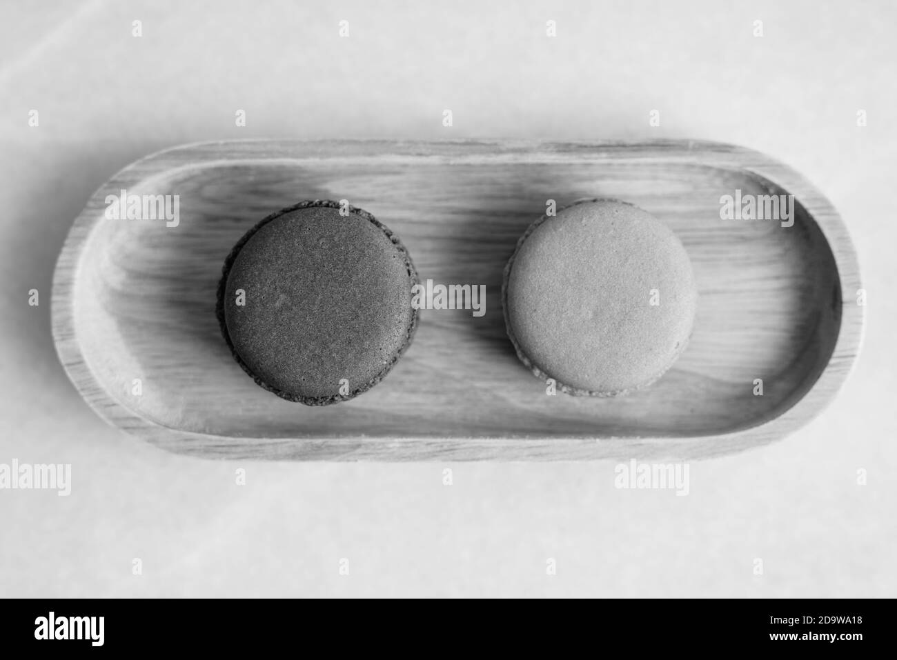 Deux macarons servis sur Table Shot en noir et blanc Banque D'Images