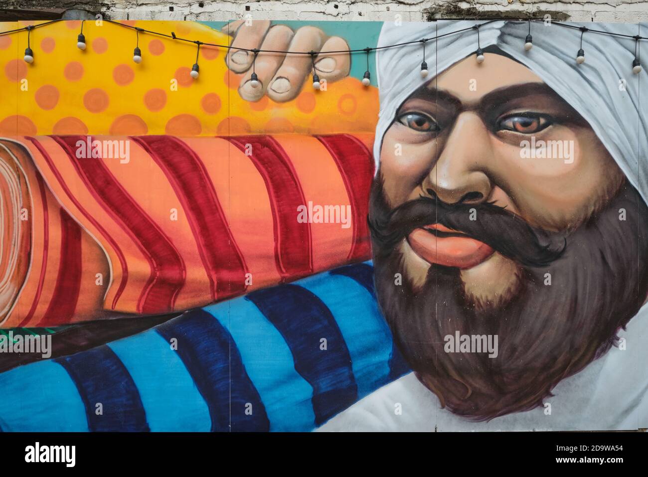 Une fresque à Ong Ang Walking Street par Klong Ong Ang, Chinatown / Phahunat, Bangkok, Thaïlande, représentant un commerçant de textile Sikh Banque D'Images