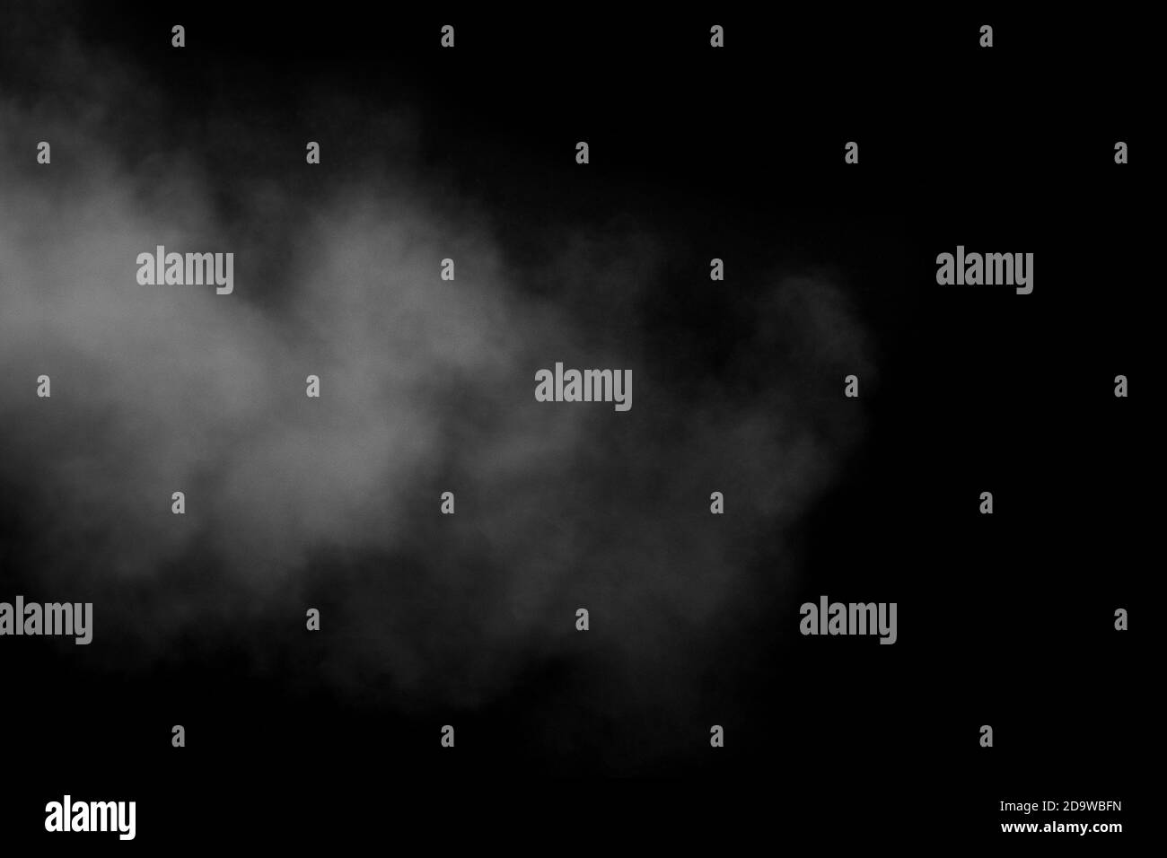 Fumée, vapeur, vape isolée sur fond noir, ressemble à un nuage. Arrière-plan abstrait, élément de conception. Banque D'Images