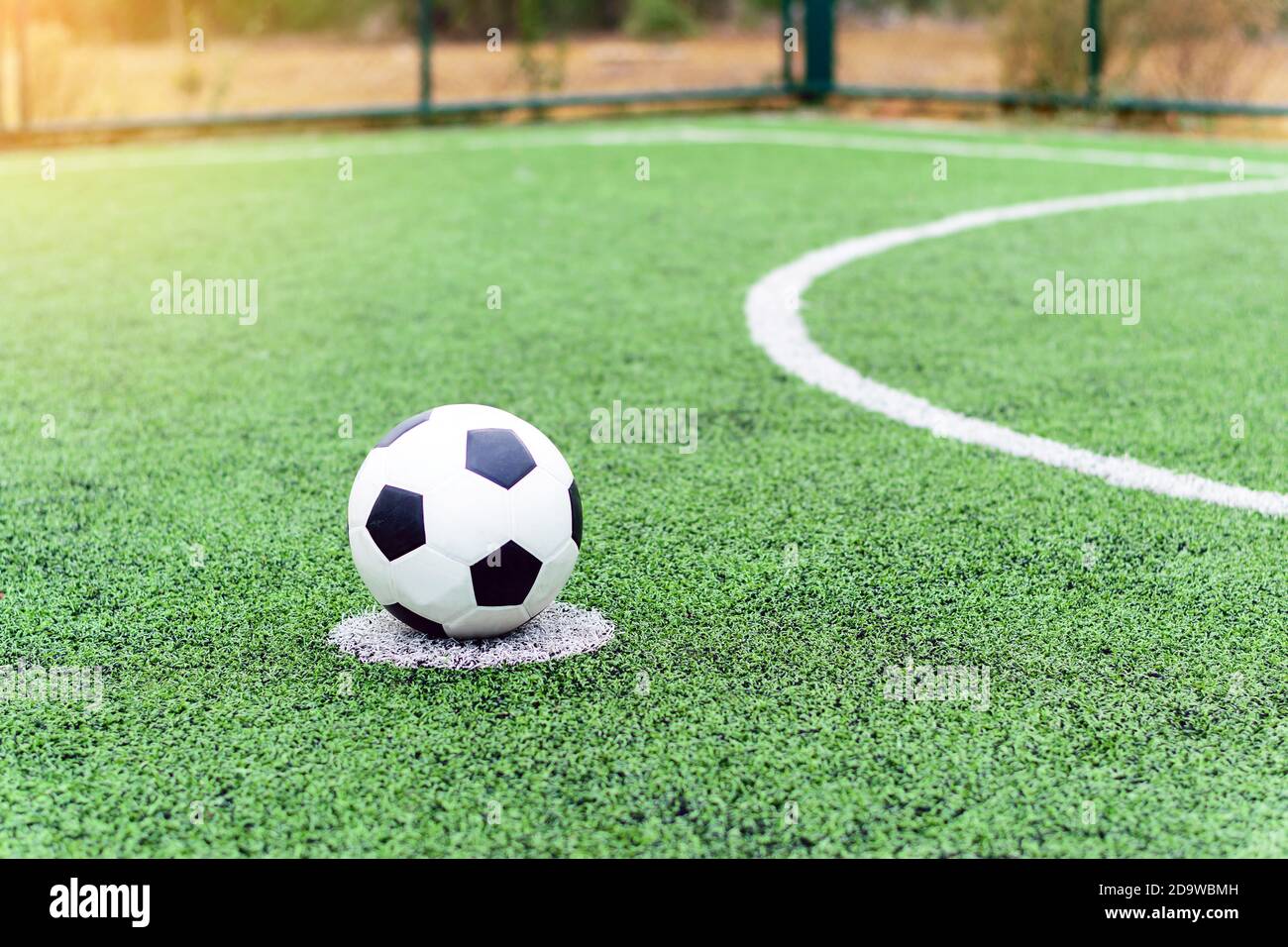 Placez le ballon sur place pour une pénalité sur le terrain de football. Banque D'Images