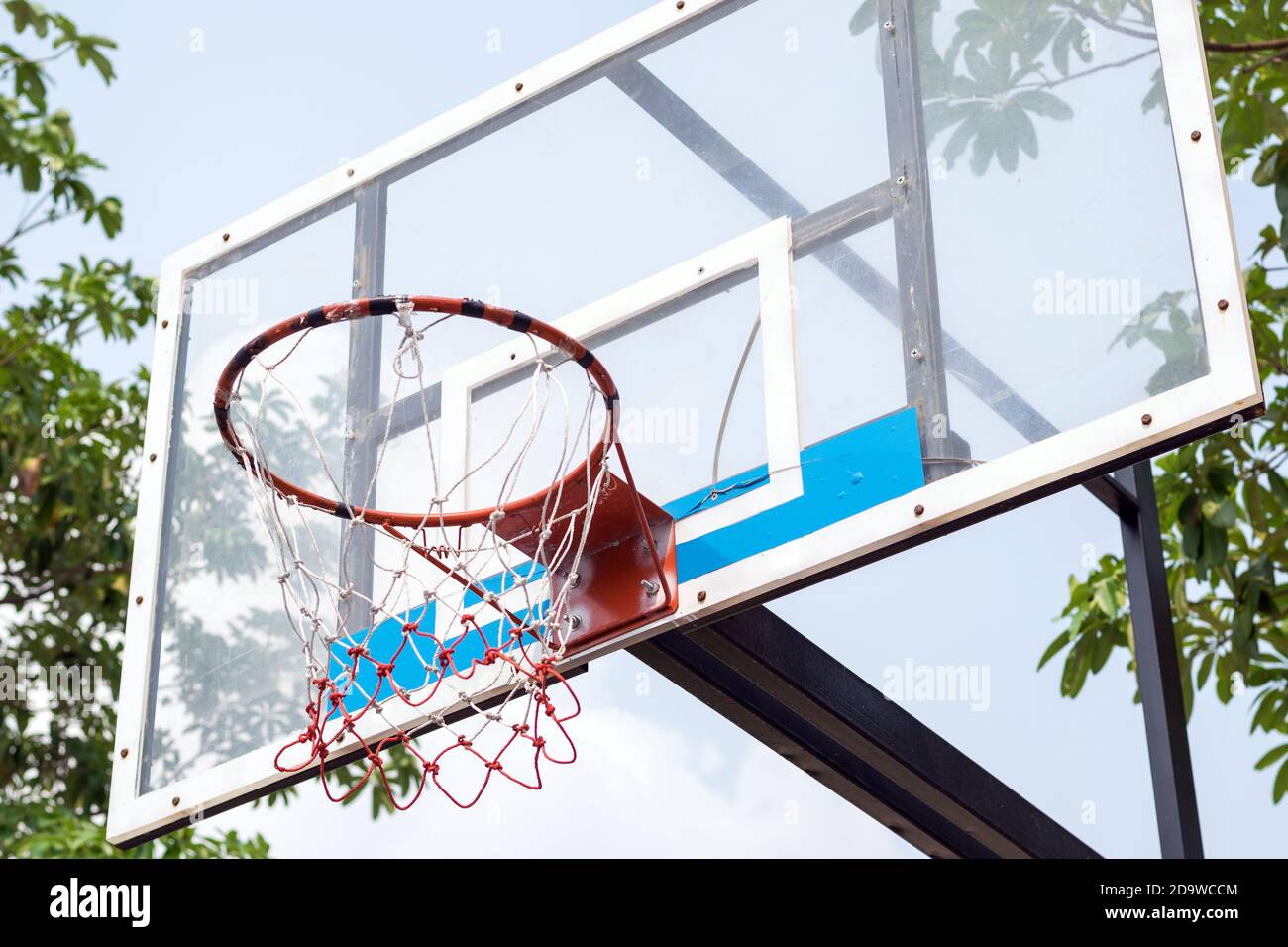 Concentrez-vous sur le panier de basket-ball dans le terrain de basket-ball du parc. Banque D'Images
