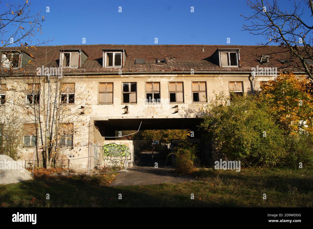 Krankenhaus Staaken: Ruine des Krankenhauss und Neubau der Wohnanalge 'parc de la Tetope' Banque D'Images