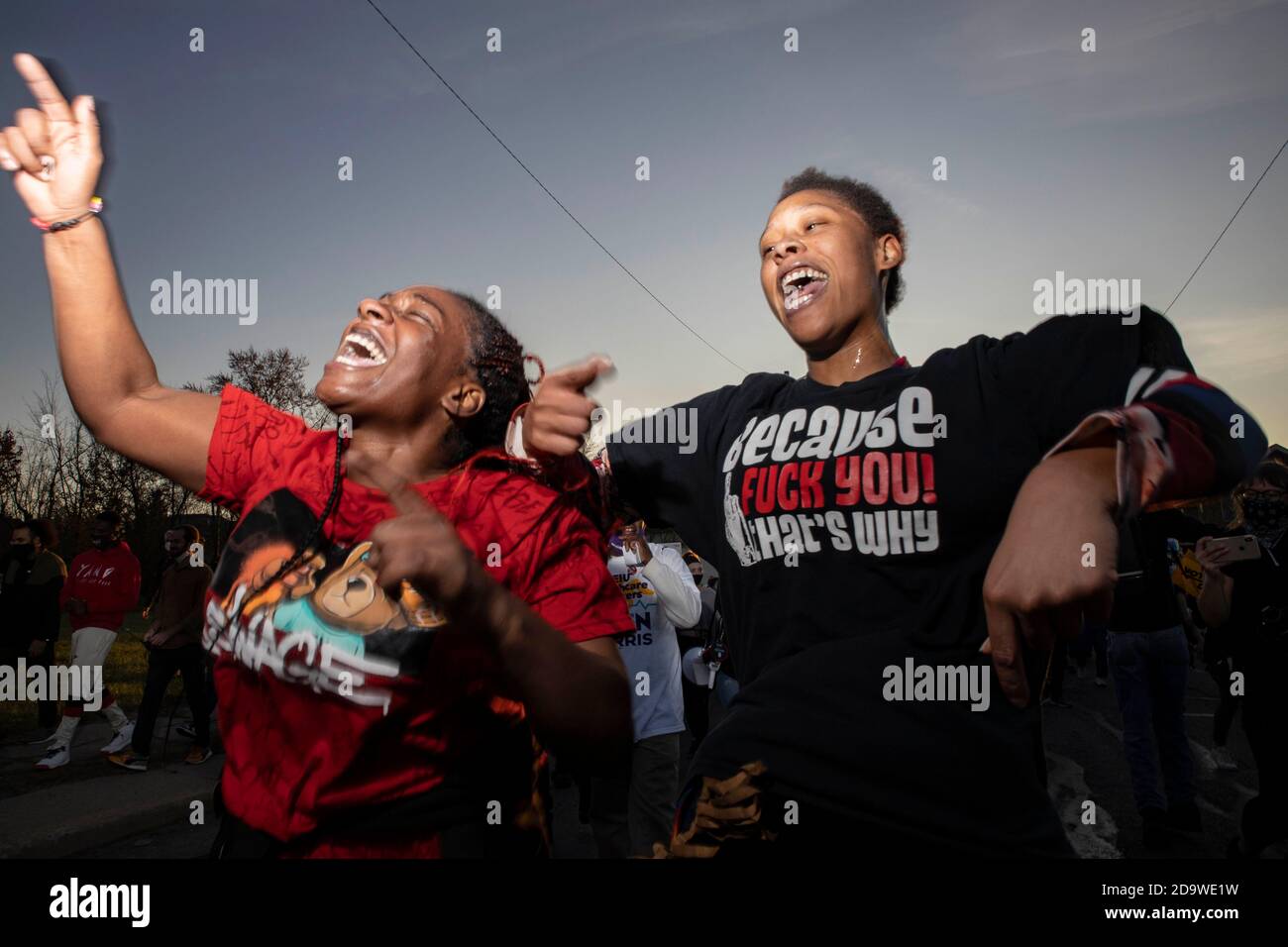 Detroit, États-Unis. 07th nov. 2020. Les manifestants dansent dans les rues de Detroit tout en célébrant la victoire de Biden Harris.des centaines de personnes se sont tournées vers le « Mickigan Fights Back ! Protégez le rallye du vote et la marche qui ont commencé et s'est terminée au ministère des élections de Detroit. Cette manifestation était en faveur de Black Lives Matter, de la communauté LGBTQ et des résultats de l'élection présidentielle de 2020, ainsi que de la brutalité policière et du président Donald Trump. Crédit : SOPA Images Limited/Alamy Live News Banque D'Images