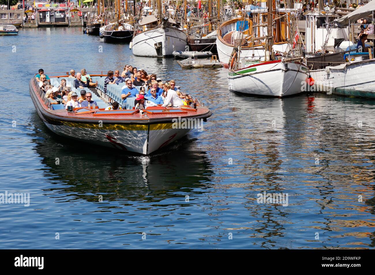 Copenhague, Danemark - JJUne 27, 2018: Un bateau à toit ouvert avec touriste lors d'une visite du canal. Banque D'Images
