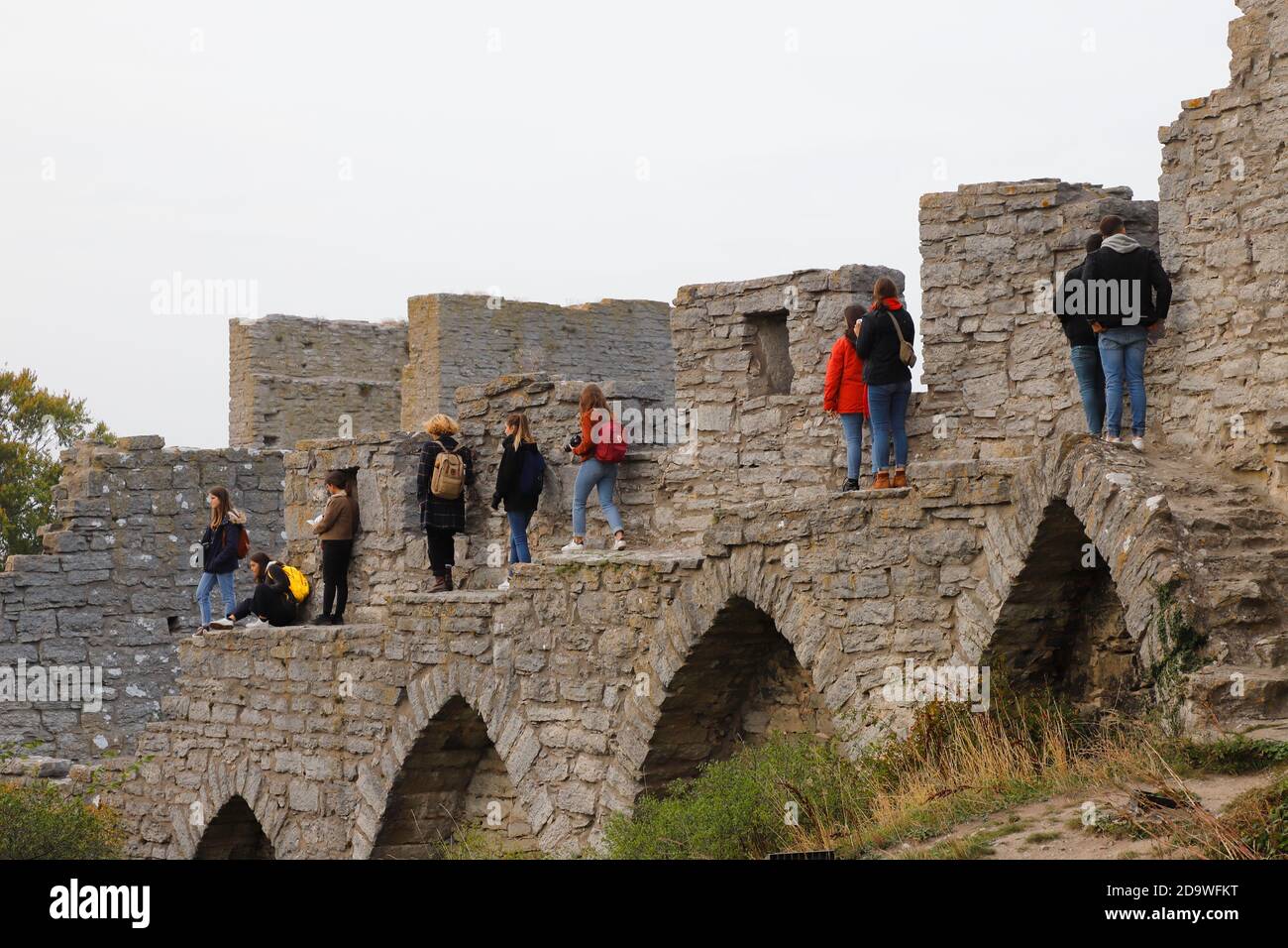 Visby, Suède - 2 octobre 2020 : un groupe de touristes grimpant sur le mur médieval de la ville de Visby. Banque D'Images