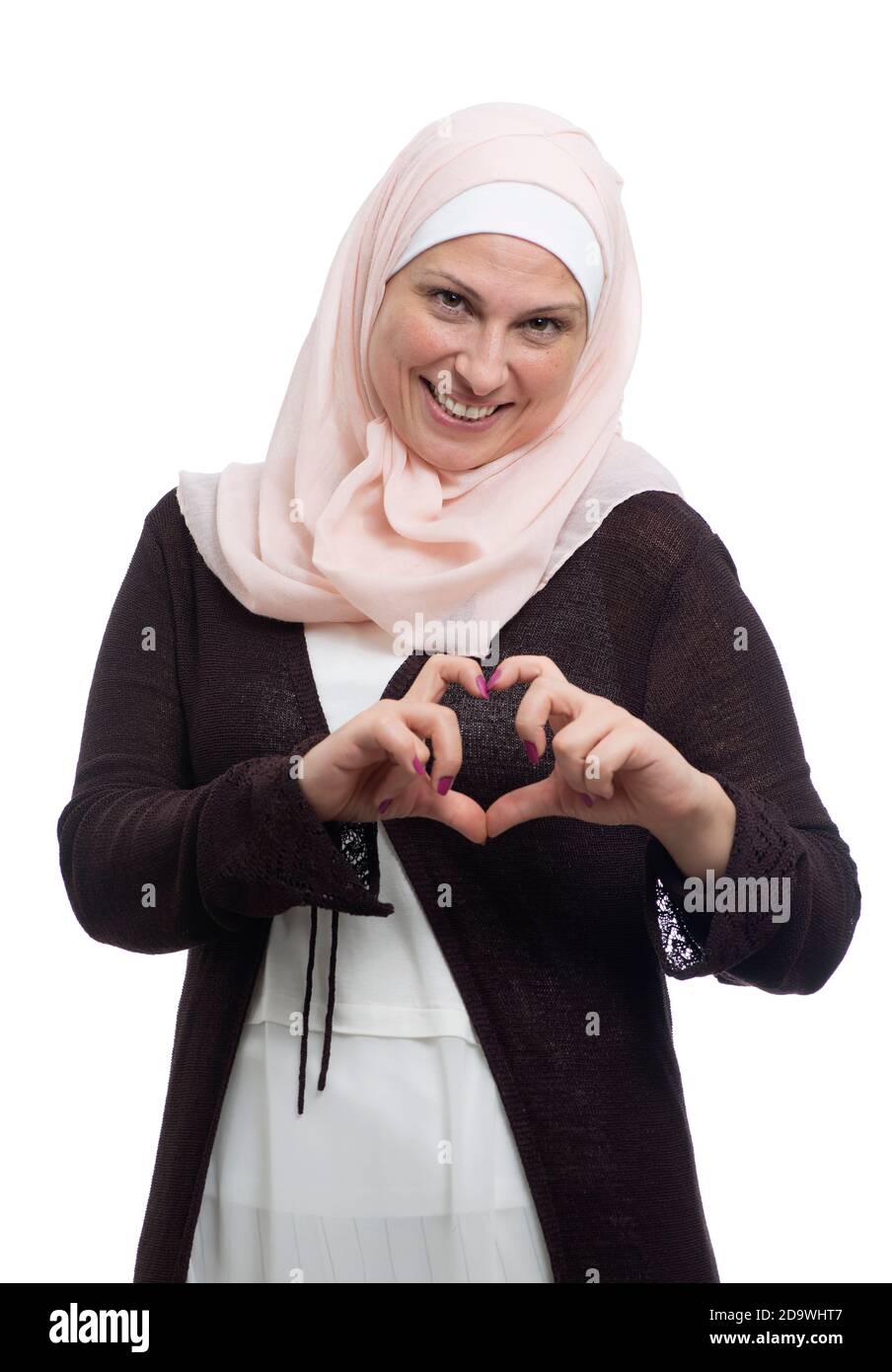 Bonne femme musulmane dans l'amour avec les doigts coeur signe plus Blanc Banque D'Images