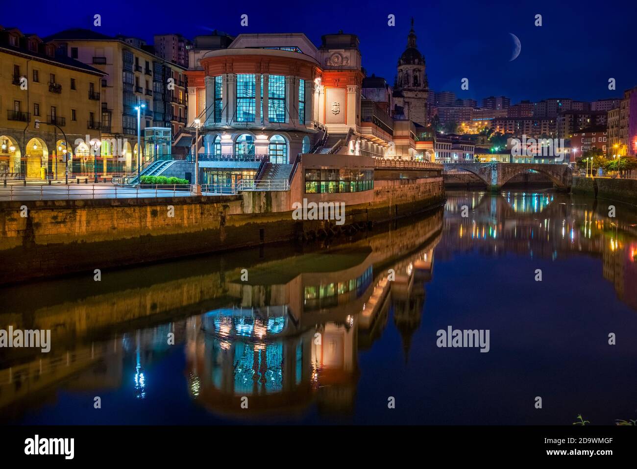 Aube dans le Mercado de la Ribera le long de la rivière Nervion, Bilbao, Espagne, Europe Banque D'Images