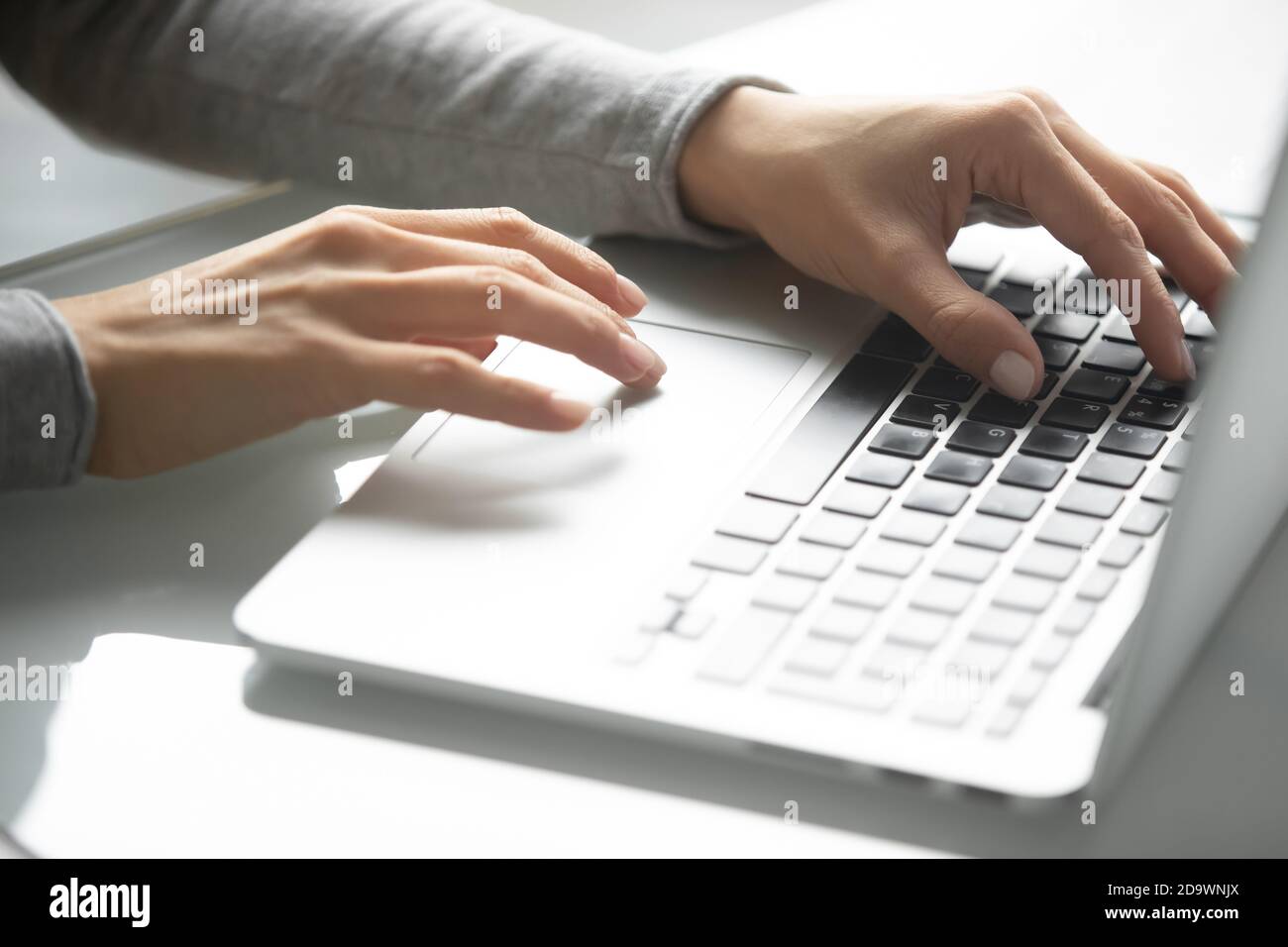 Mains de femme d'affaires du millénaire tapant sur le clavier d'ordinateur portable Banque D'Images