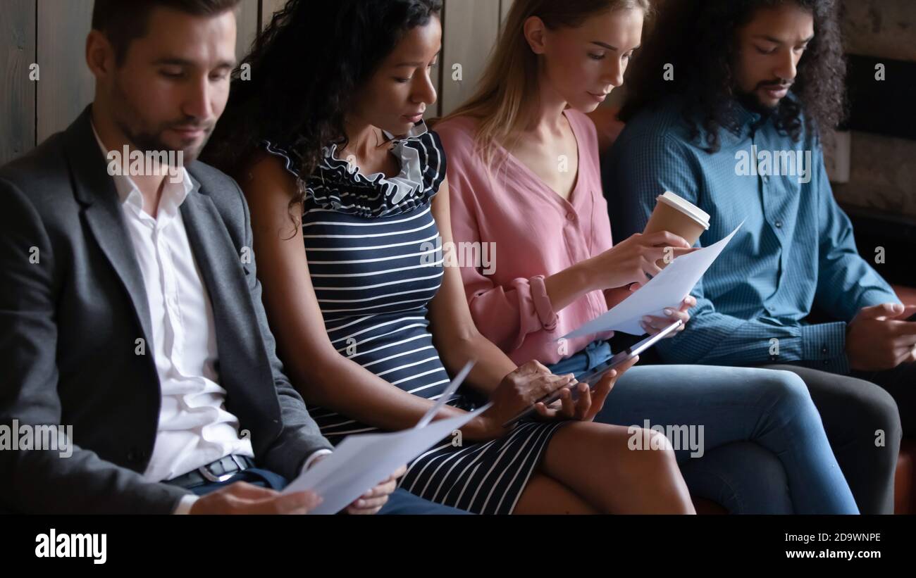 Divers groupes d'étudiants assis dans le hall se préparant à l'examen Banque D'Images