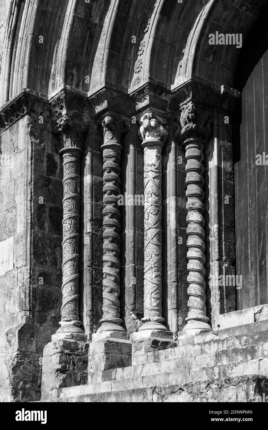 COIMBRA, PORTUGAL - été 2019: Détails de l'église médiévale de Santiago à Coimbra, région Centro, Portugal. Noir et blanc Banque D'Images
