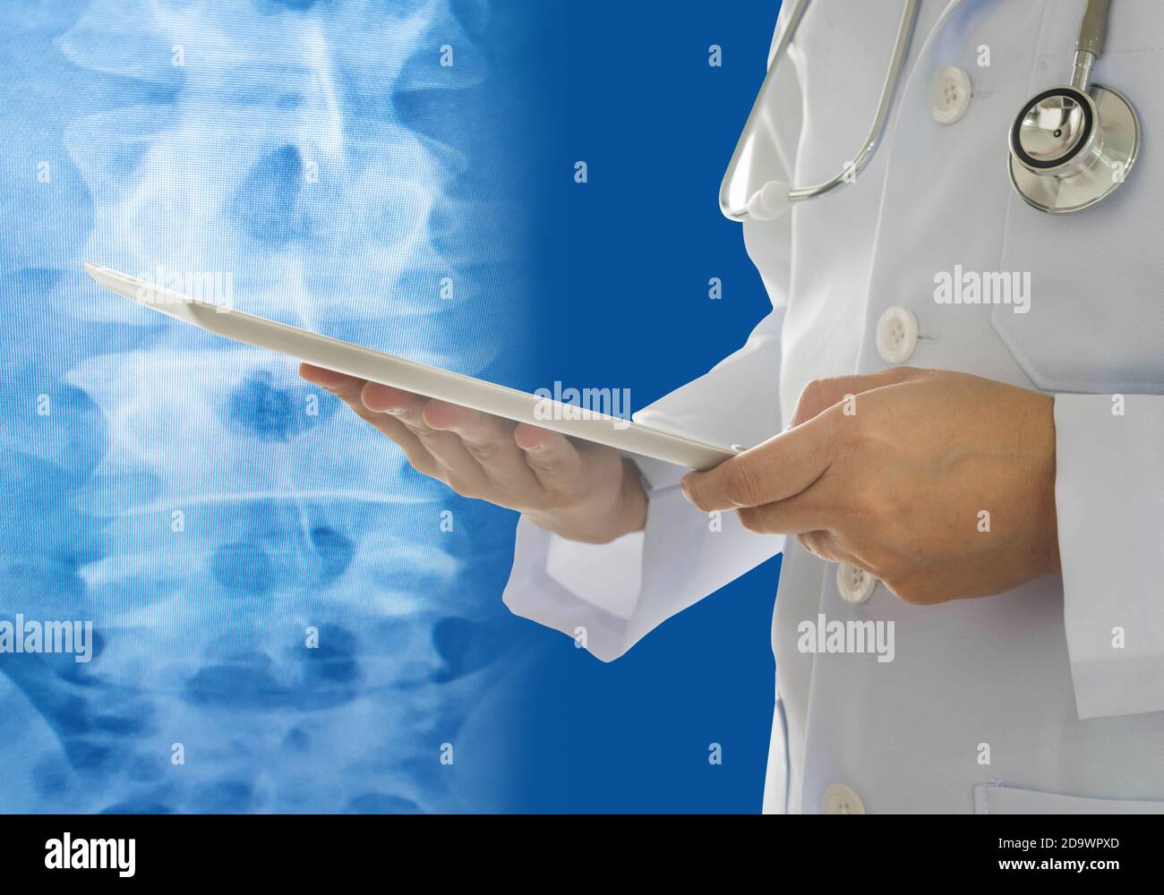 Médecin utilisant une tablette numérique avec des images radiographiques en arrière-plan. Radiologie, radiologue, concept de médecine. Banque D'Images