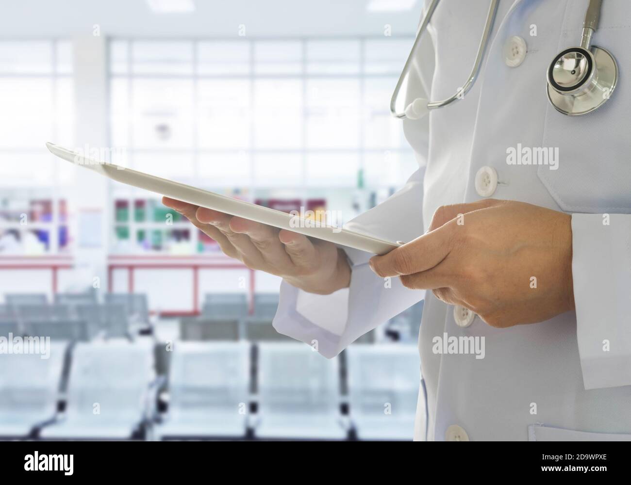 Médecin utilisant une tablette numérique dans l'hôpital. Concept de santé et de médecine. Banque D'Images