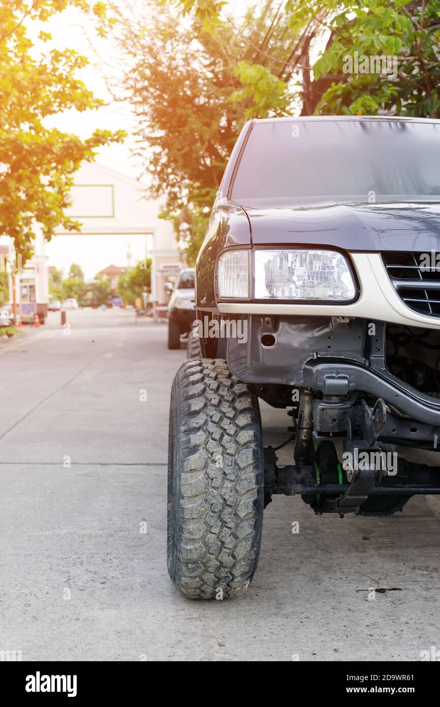 Près de l'avant du camion de ramassage en attente d'être réparé dans le garage. Banque D'Images