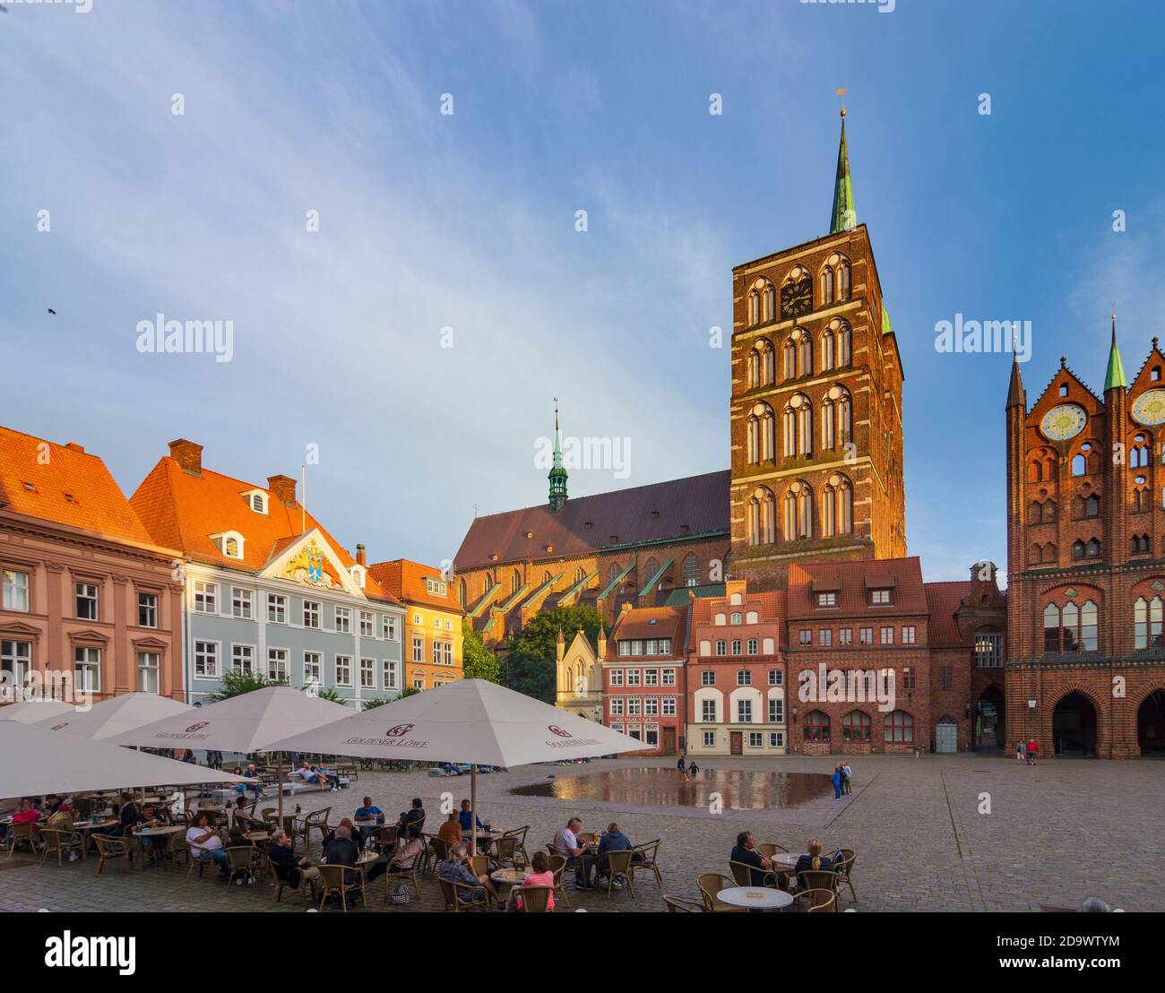 Stralsund : place Alter Markt (ancien marché), St.-Nikolai-Kirche (St. Eglise Nicholas), Altes Rathaus (ancien hôtel de ville), Ostsee (Mer Baltique), Mecklenburg- Banque D'Images