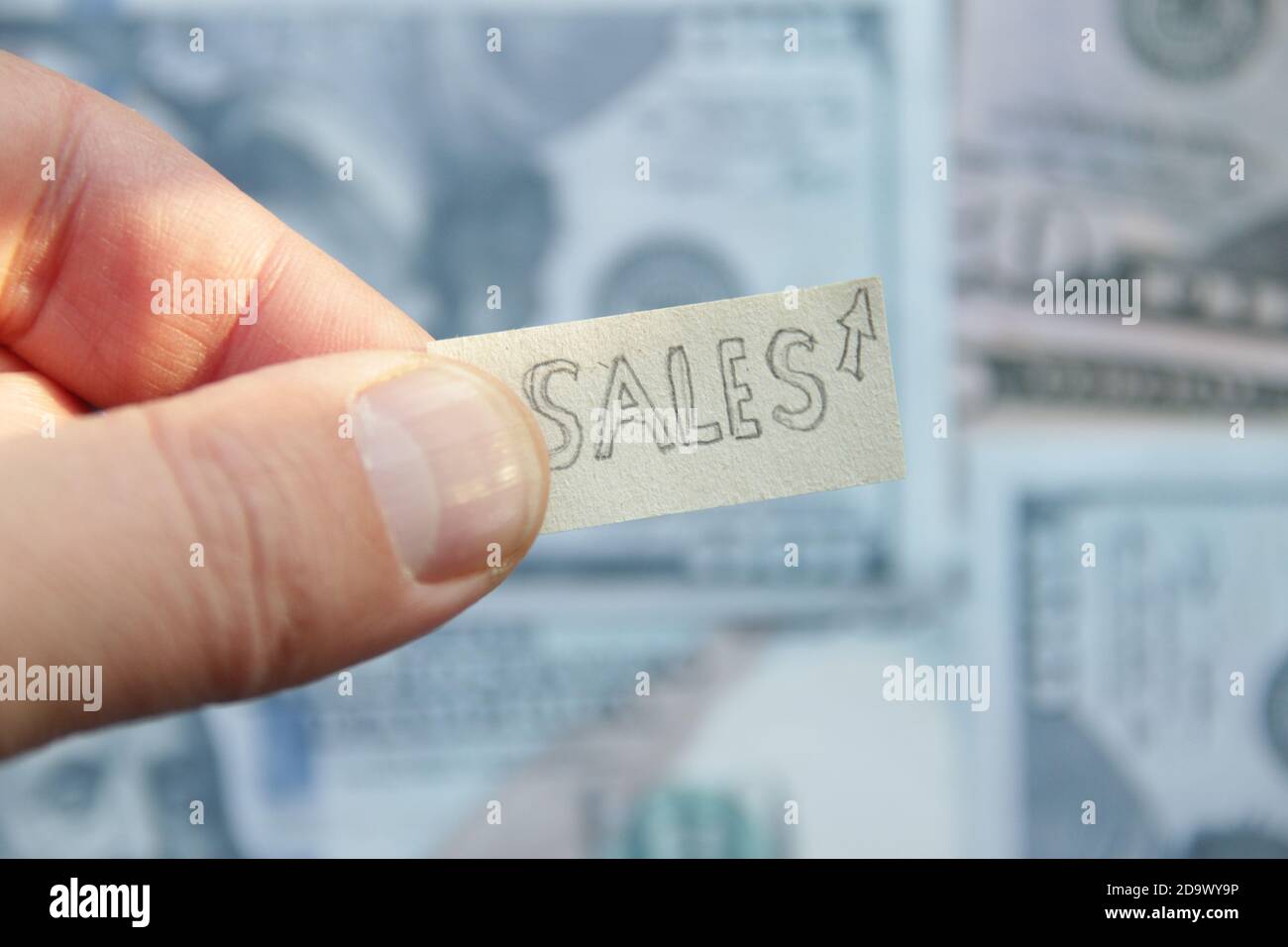 Idée de croissance des ventes. Étiquette avec inscription et billets en dollars. Banque D'Images