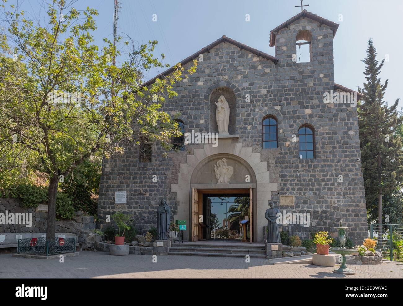 Petite église en pierre sur la colline de San Cristobal, Santiago, Chili Banque D'Images