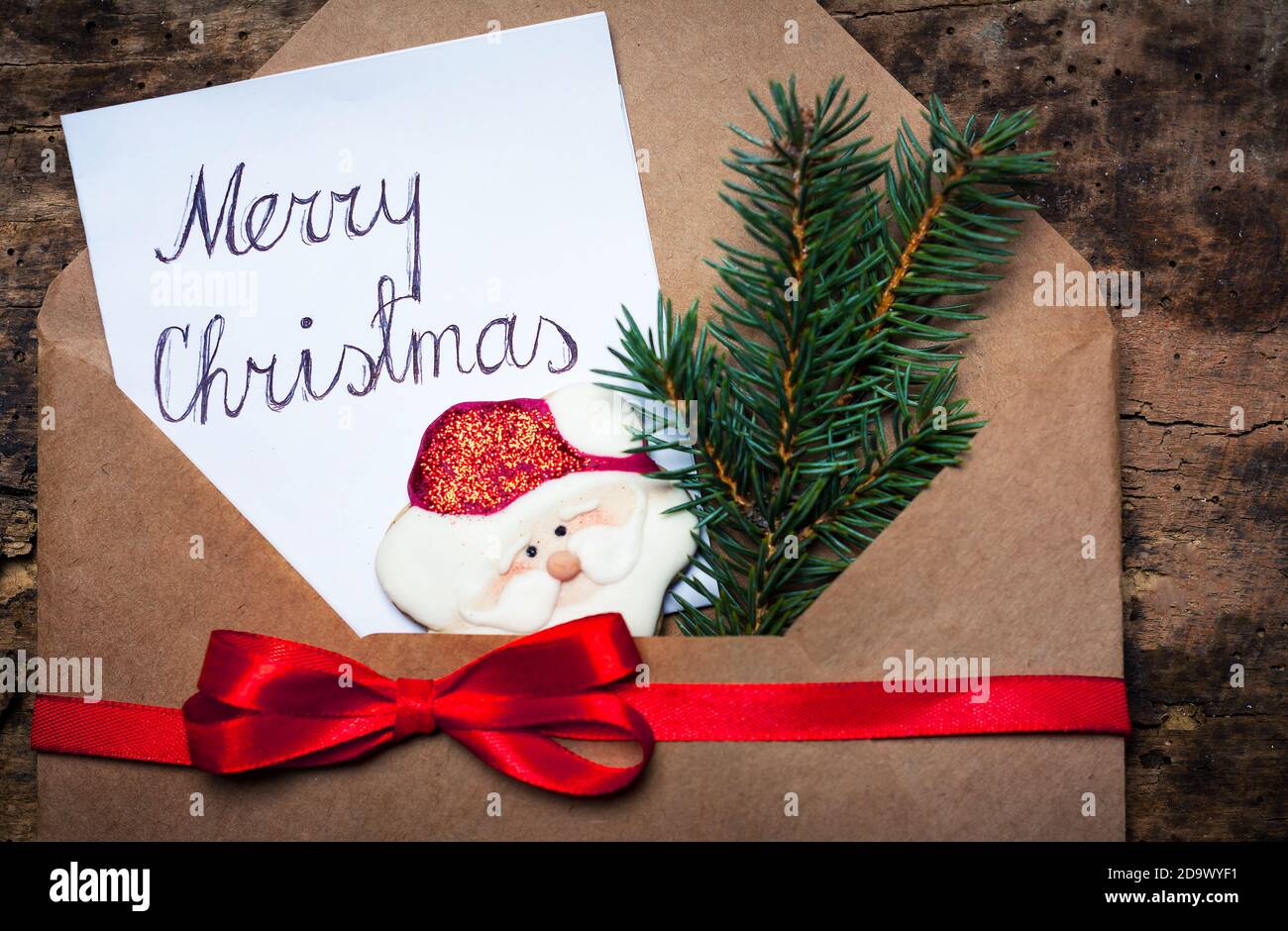 Joyeux Noël carte dans une enveloppe décorée pour les vacances d'hiver heureux Banque D'Images
