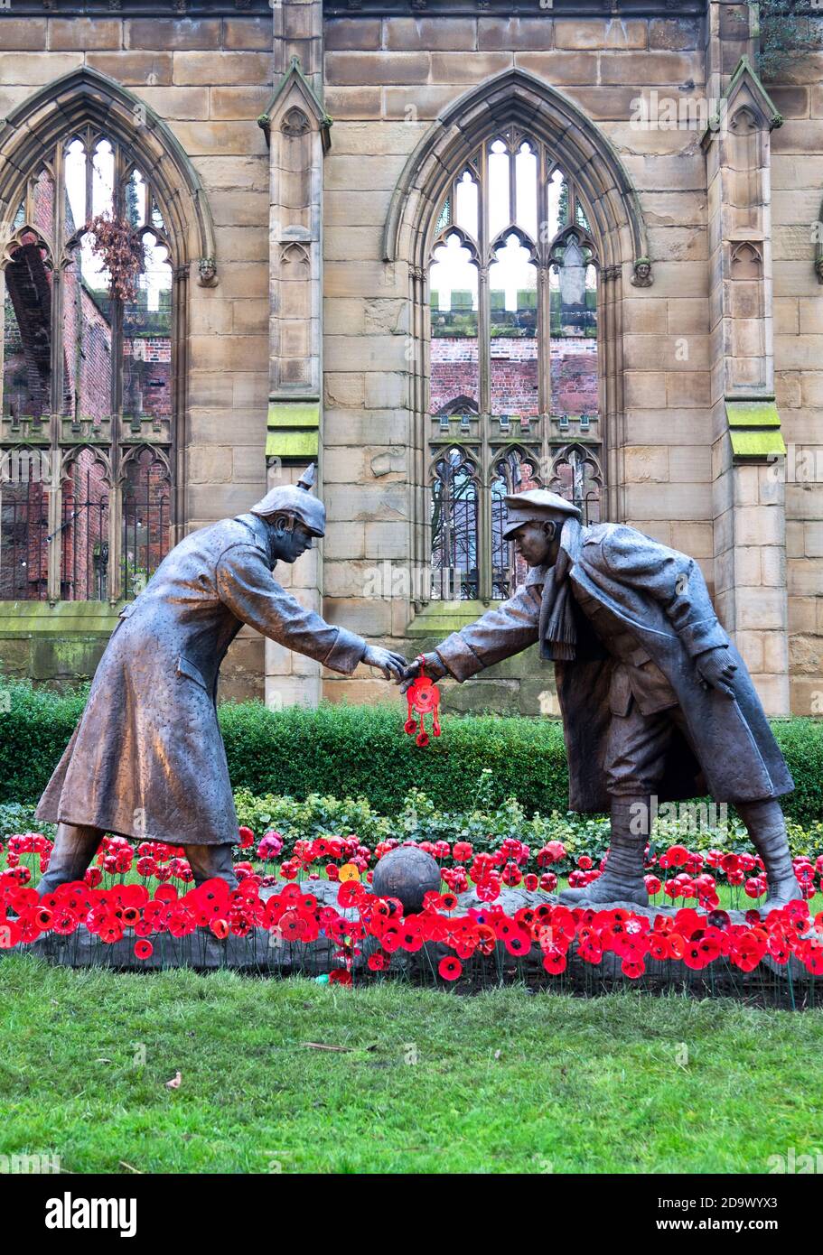 Liverpool, Royaume-Uni. 8 novembre 2020. Le jardin du coquelicot du jour du souvenir de l'église St Luke 'bombardée' de Leece Street Liverpool, devant la statue intitulée 'All Together Now' conçue par Andy Edwards capture, le moment où les soldats britanniques et allemands ont cessé de se battre et ont joué au football le jour de Noël 1914. Crédit : ken biggs/Alay Live News Banque D'Images