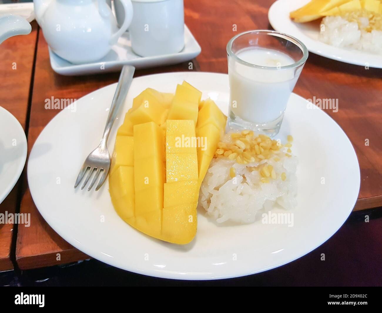 Le dessert de riz collant Mango est célèbre en Thaïlande. Banque D'Images