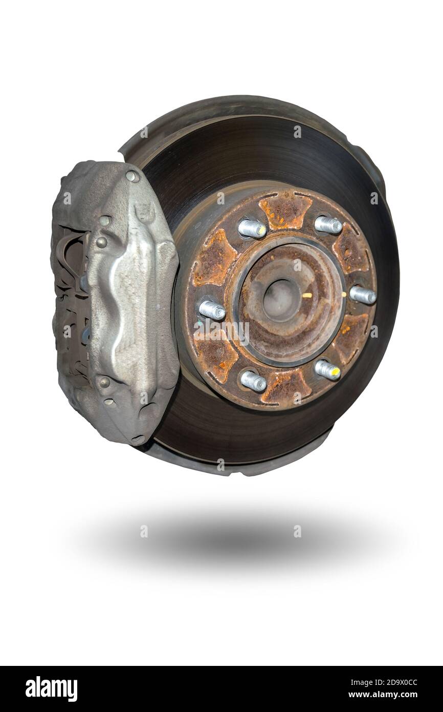 Vieux disque rouillé freins roue avant de la voiture isolé sur fond blanc. Banque D'Images