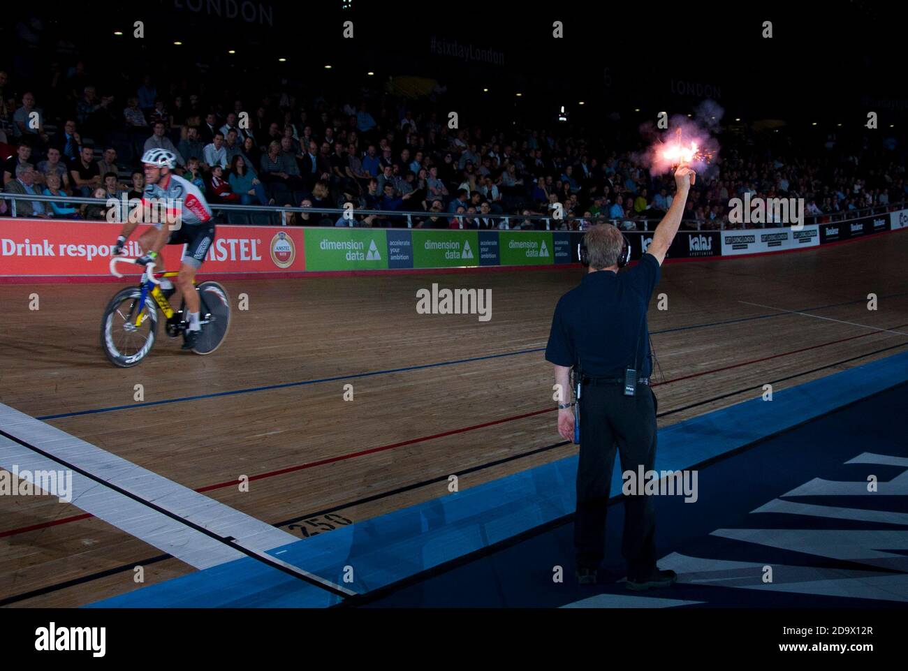 Le commissaire allume le pistolet de démarrage. Les coureurs participaient au championnat de cyclisme de six jours sur piste à Lee Valley Velodrome, Londres, Royaume-Uni. Banque D'Images