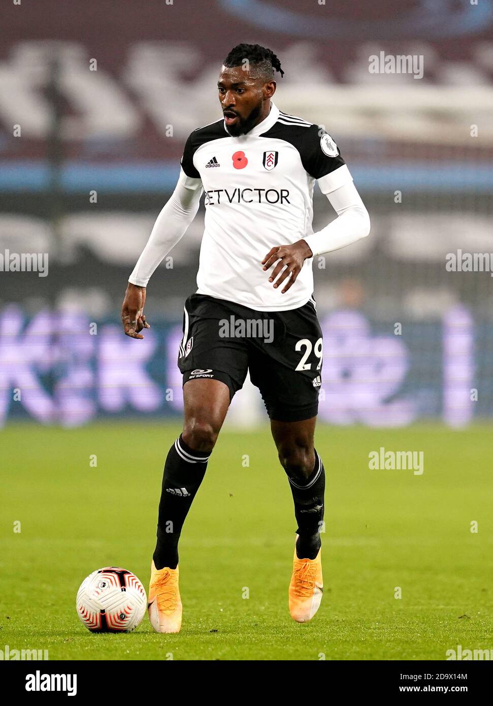 Andre Frank Zambo Anguissa De Fulham Pendant Le Match De La Premier League Au Stade De Londres Photo Stock Alamy