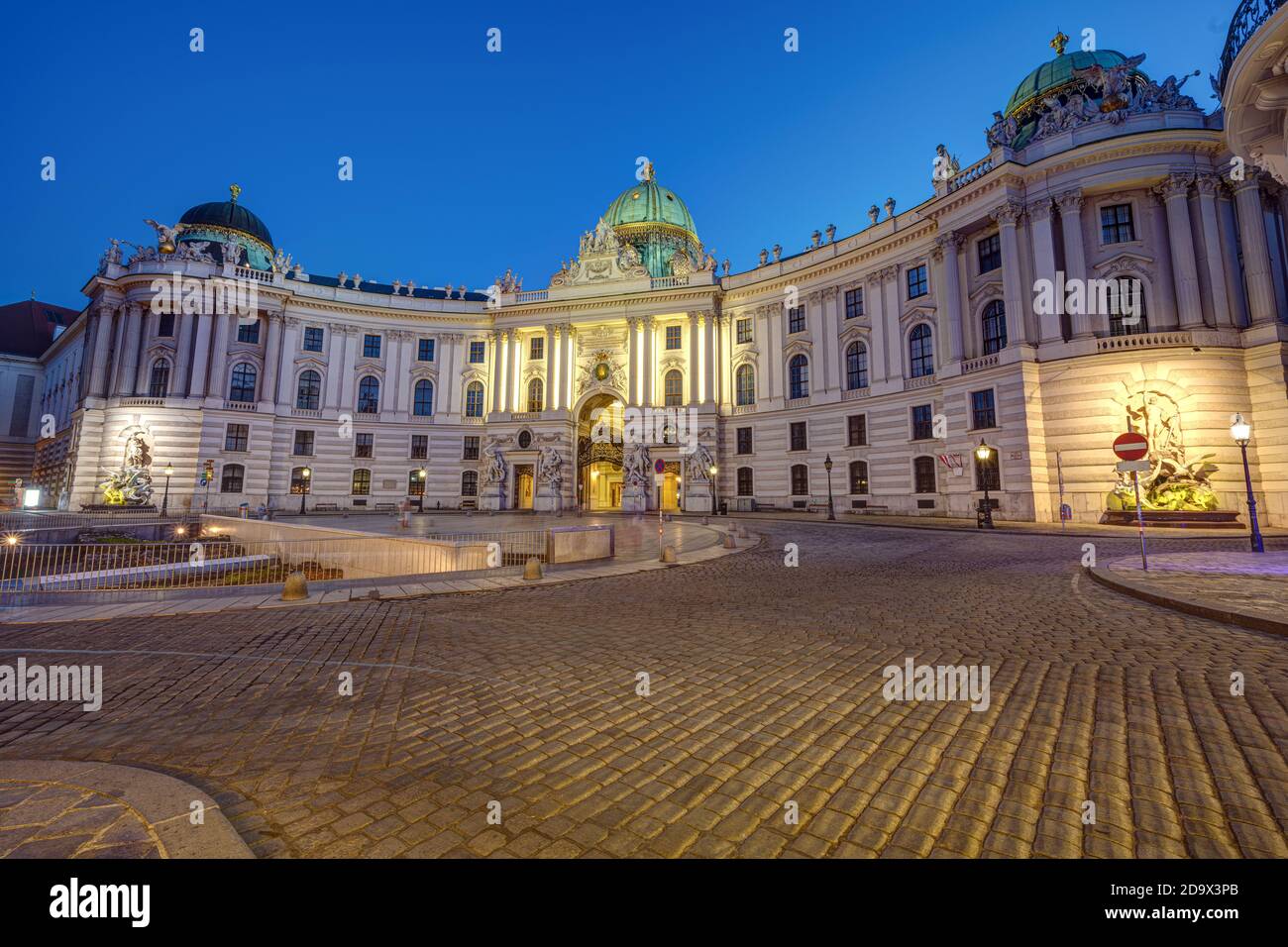 La célèbre Hofburg avec la Heldenplatz à Vienne la nuit Banque D'Images