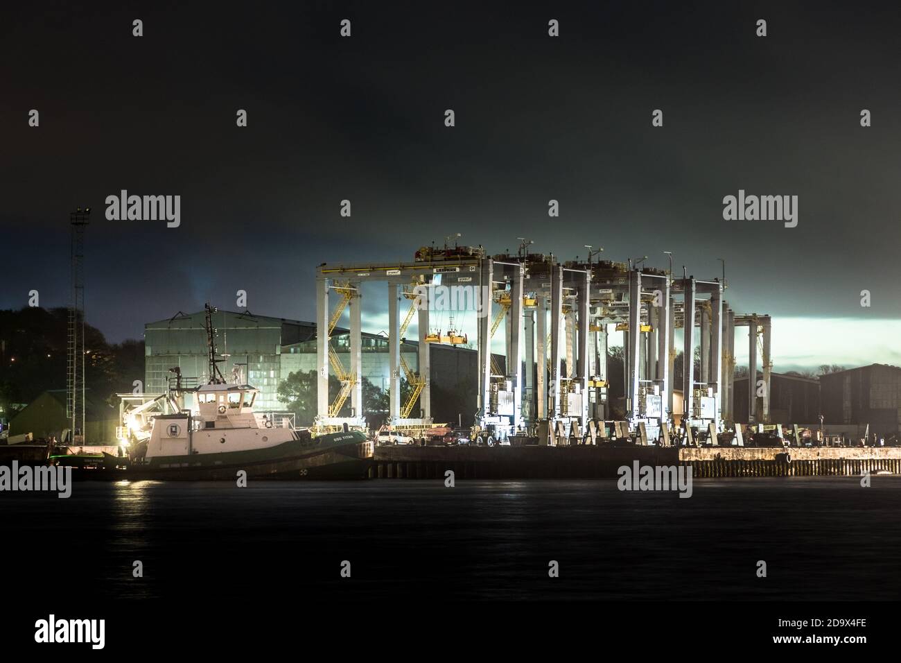 Rushbrooke, Cork, Irlande. 08 novembre 2020. Le remorqueur DSG Titan est attaché à près de quelques-unes des huit grues Liebherr qui sont assemblées sur le quai pour l'exportation vers le Somaliland au chantier naval de Cork à Rushbrooke, Co. Cork, Irlande. - crédit; David Creedon / Alamy Live News Banque D'Images