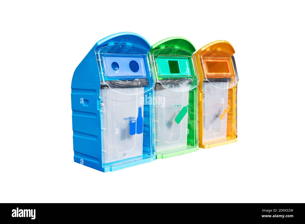 Bacs en plastique colorés pour différents types de déchets isolés sur fond blanc. Banque D'Images