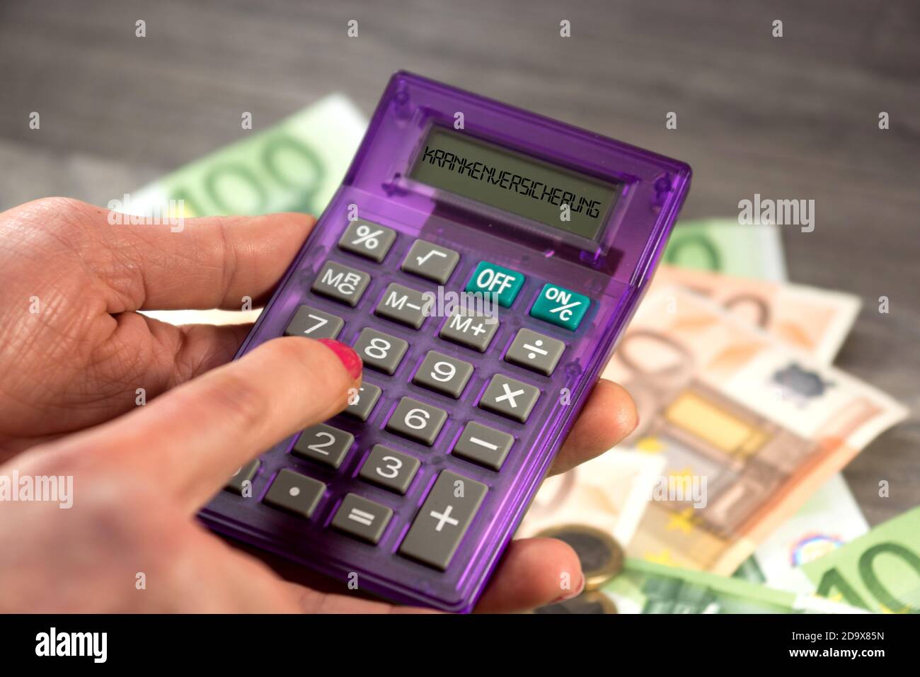 Une femme calcule sa cotisation à l'assurance maladie Banque D'Images