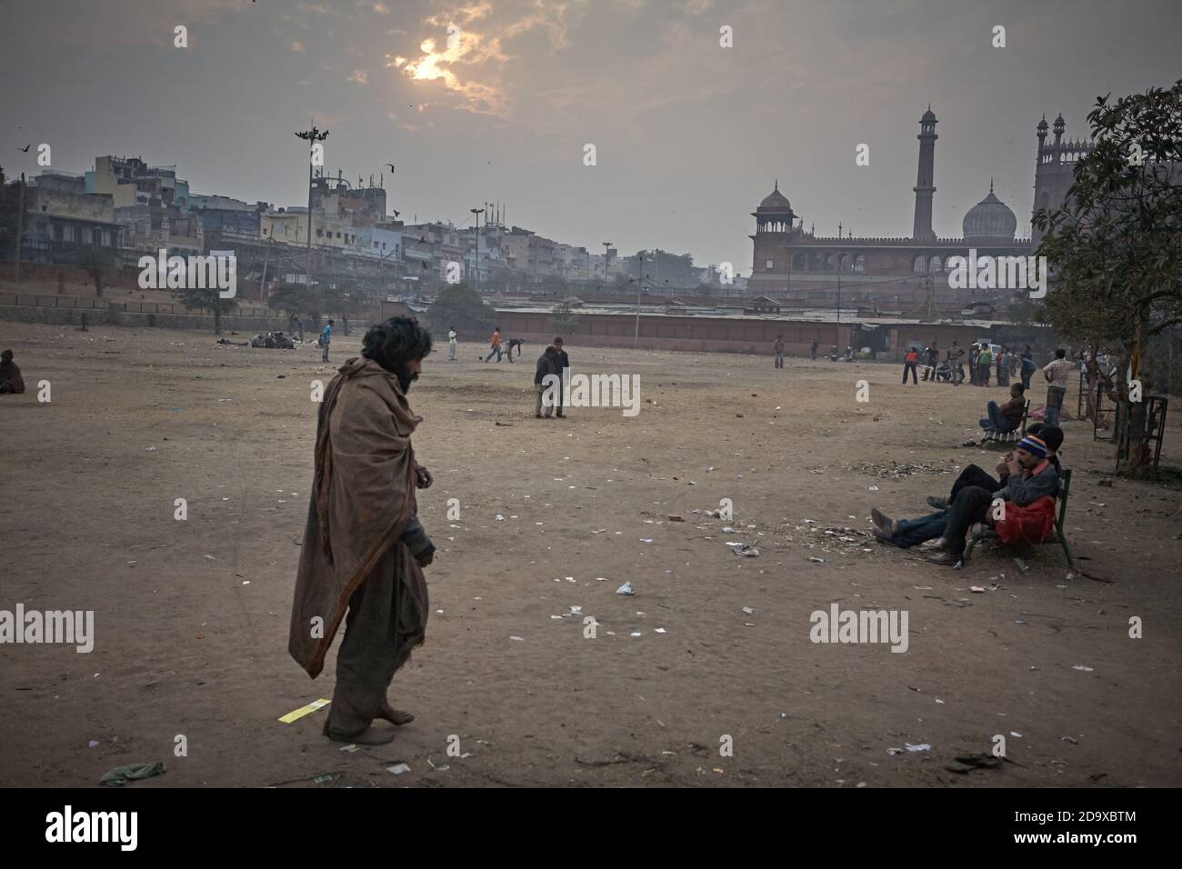 Delhi, Inde, janvier 2008. Un homme sans abri marche à travers la place en face de la mosquée de Jama Masjid. Banque D'Images