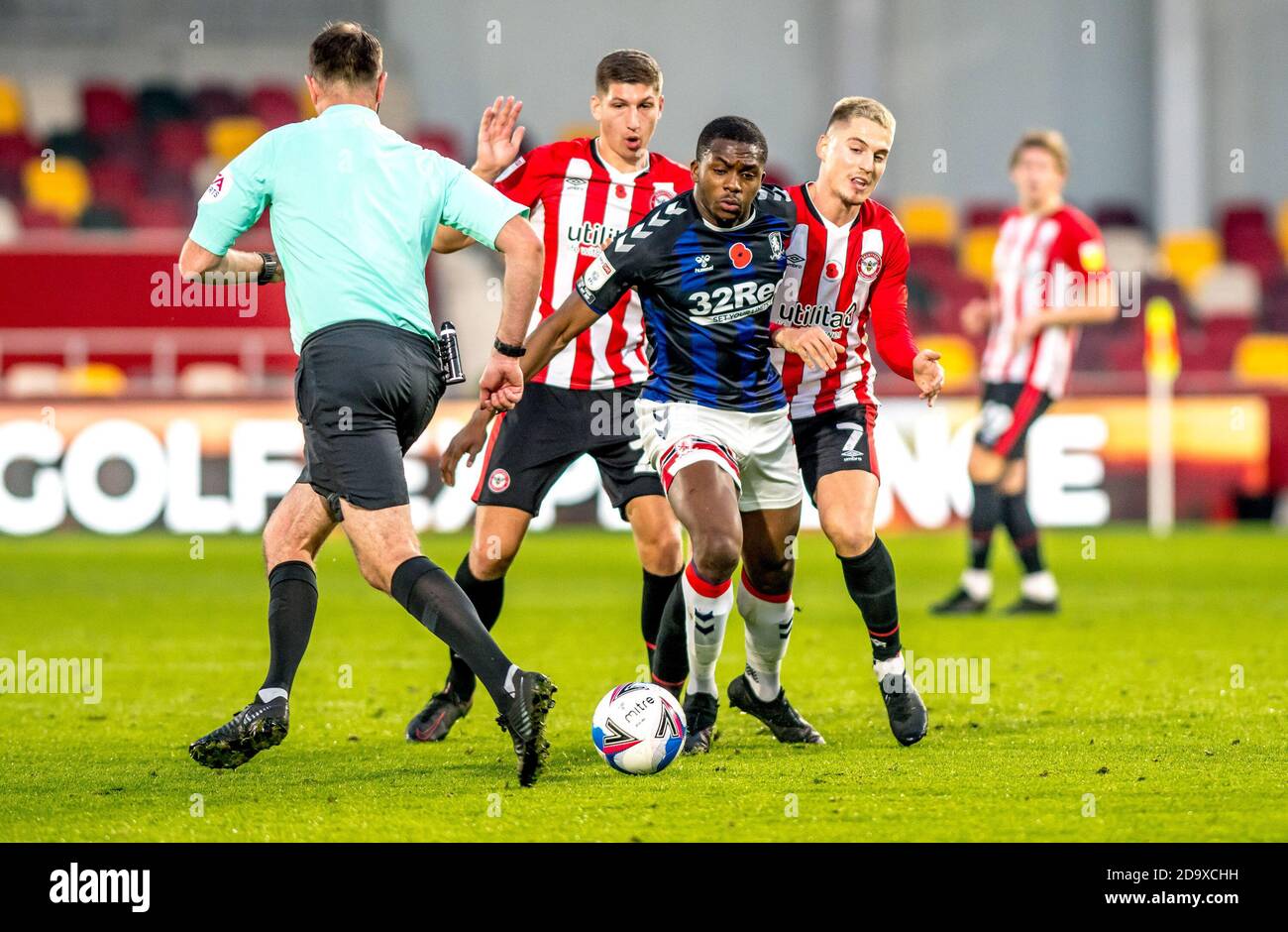 Londres, Royaume-Uni. 07th nov. 2020. L'arbitre de James Linington se met à l'écart tandis qu'Anfernee Dijksteel, du Middlesborough FC, avance avec le ballon lors du match de championnat EFL Sky Bet entre Brentford et Middlesbrough au stade communautaire de Brentford, Londres, Angleterre, le 7 novembre 2020. Photo de Phil Hutchinson. Utilisation éditoriale uniquement, licence requise pour une utilisation commerciale. Aucune utilisation dans les Paris, les jeux ou les publications d'un seul club/ligue/joueur. Crédit : UK Sports pics Ltd/Alay Live News Banque D'Images