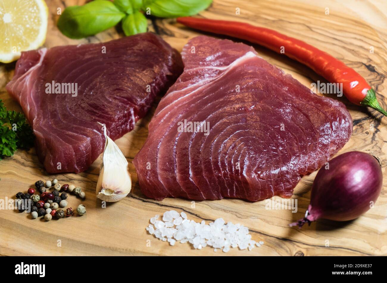 deux steaks de thon crus et épices Banque D'Images