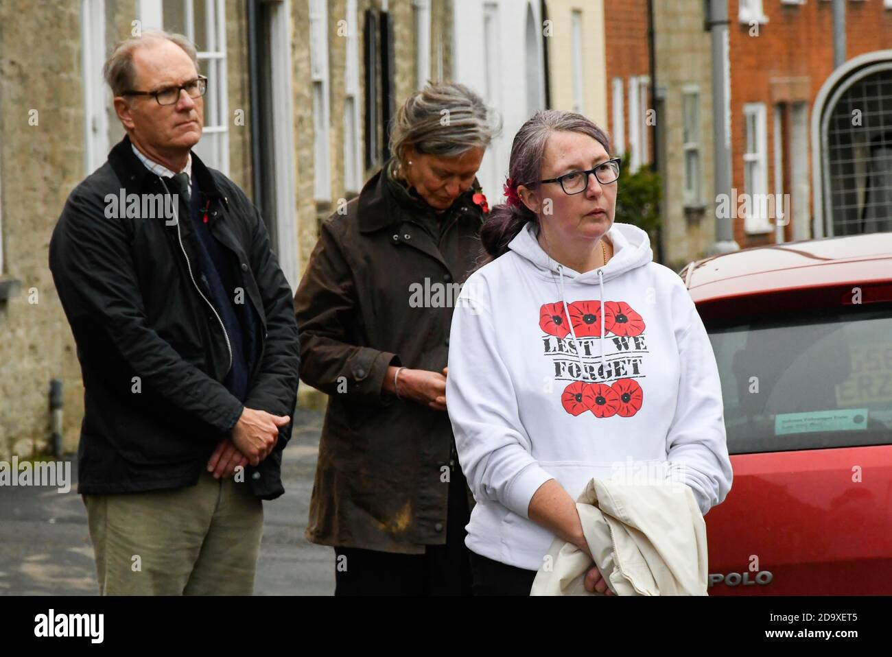 Bridport, Dorset, Royaume-Uni. 8 novembre 2020. Des résidents, des militaires, des anciens combattants et des conseillers de Bridport à Dorset viennent au cours du confinement de Covid-19 pour rendre hommage à un service du dimanche du souvenir et déposer des couronnes de pavot au monument commémoratif de guerre à l’extérieur de l’église Sainte-Marie. Crédit photo : Graham Hunt/Alamy Live News Banque D'Images