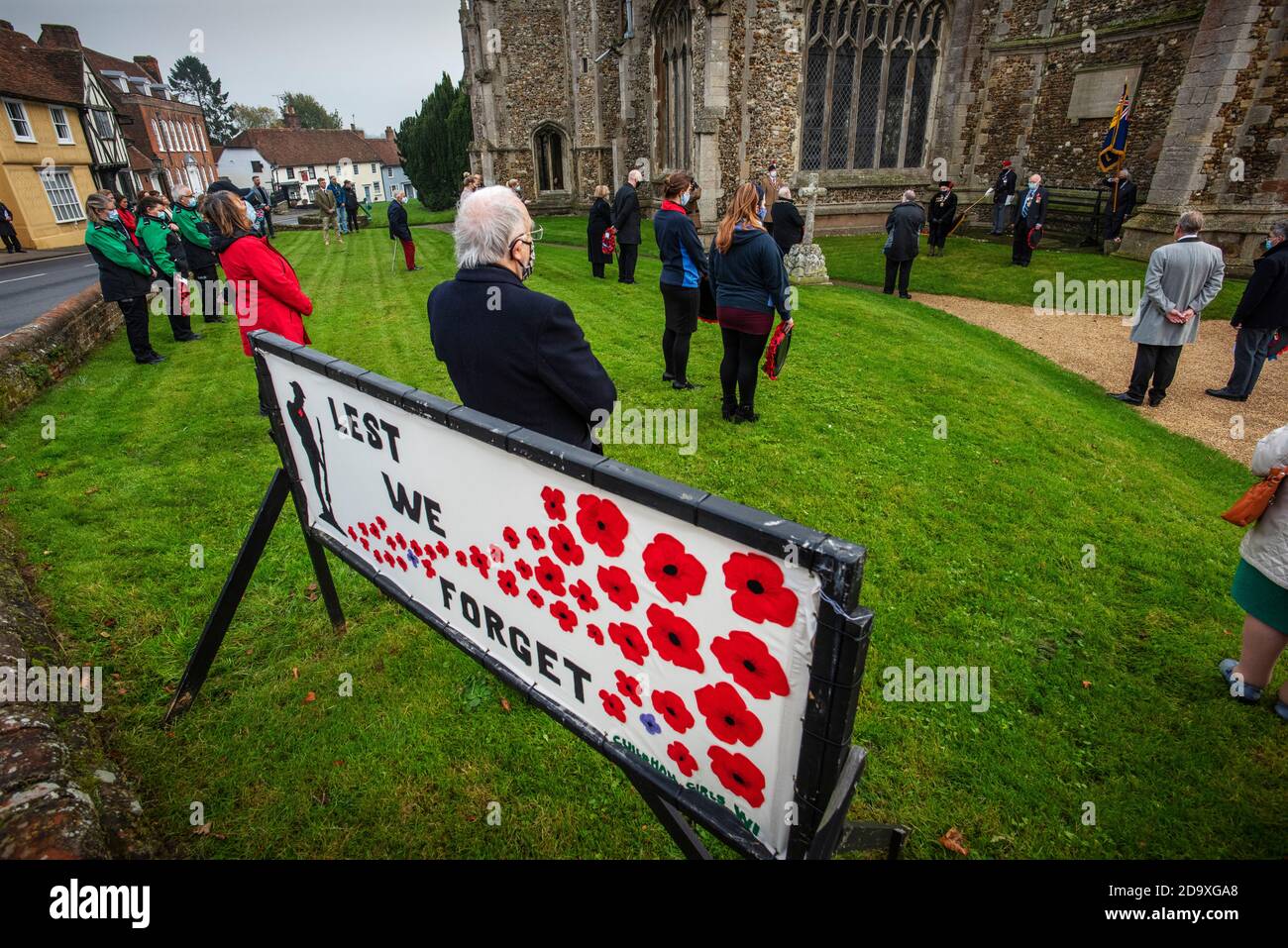 Thaxted, Royaume-Uni. 08 novembre 2020. Souvenir de l'Angleterre d'Essex Thaxted Dimanche 8 novembre 2020 les résidents de Thaxted dans le nord-ouest de l'Essex, en Angleterre, se réunissent dans le triage de l'Église Thaxted pour rendre hommage à ceux qui sont tombés à la fois dans la première et la deuxième guerre mondiale et toutes les guerres depuis. On a observé une distanciation sociale en raison de la pandémie de Covid 19. Photo par crédit: BRIAN HARRIS/Alay Live News Banque D'Images