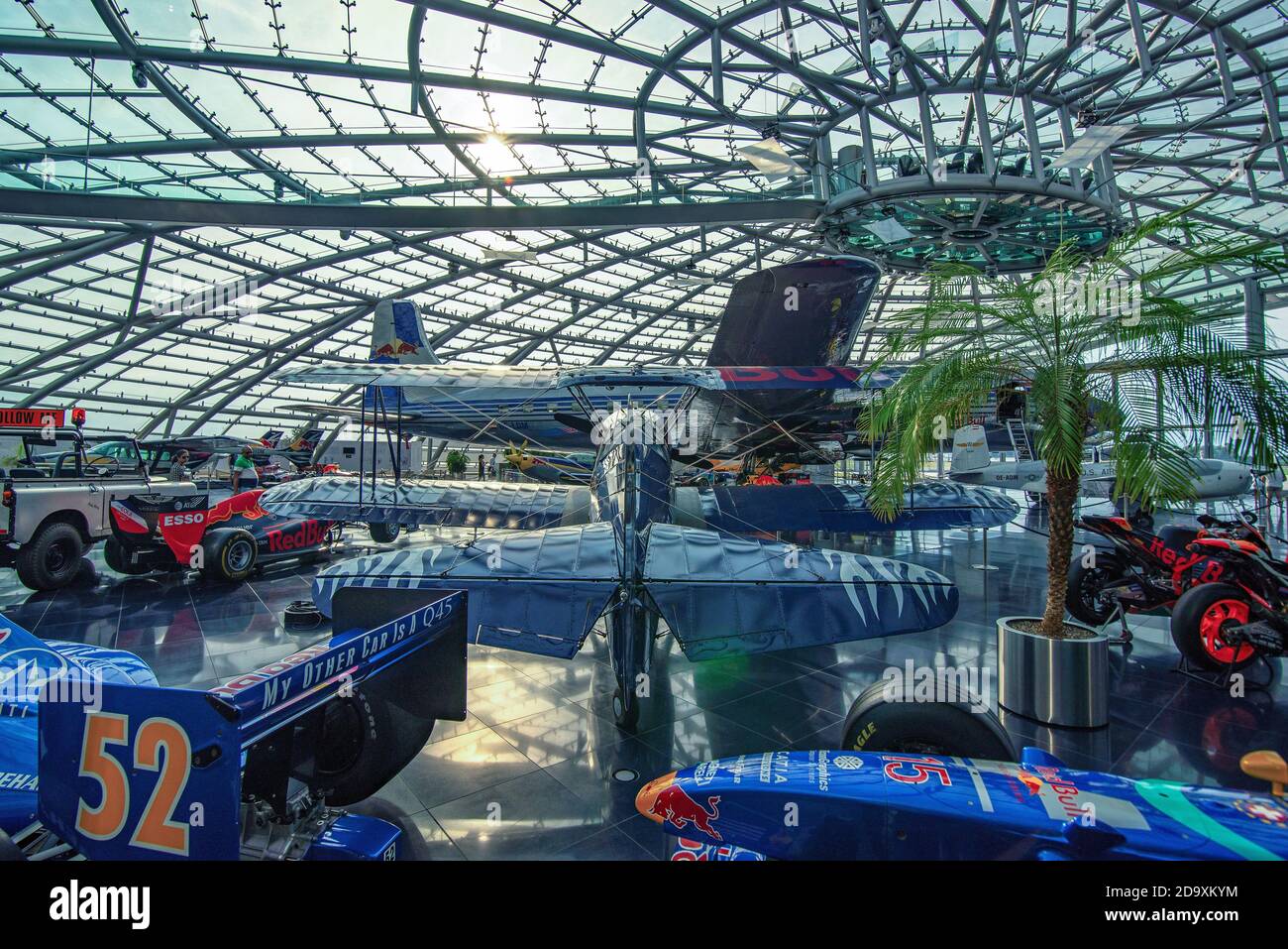 Fantastique rac CARE voitures, avions, vélos dans un musée de verre étonnant à côté de l'aéroport de Salzbourg Autriche. Ce nom de lieu est Hangar 7 Banque D'Images