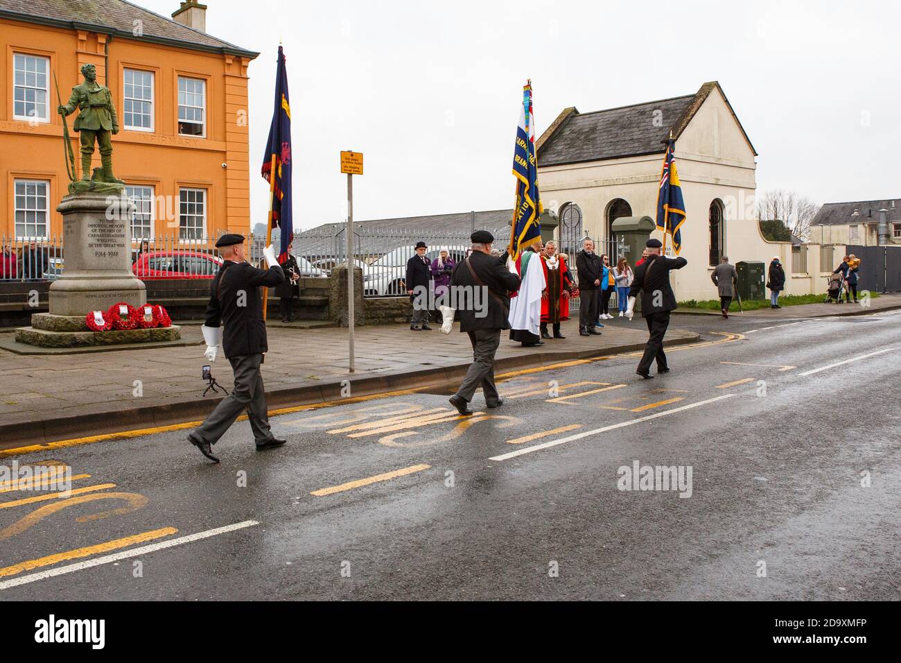 Carmarthen, Carmarthenshire, pays de Galles, Royaume-Uni. 8 novembre 2020. En raison des restrictions de Covid-19 concernant les pauses-feu, un défilé réduit du jour du souvenir à Carmarthen, dans le Carmarthenshire, dans l'ouest du pays de Galles. Crédit : Gruffydd Ll. Thomas Credit: Gruffydd Thomas/Alay Live News Banque D'Images