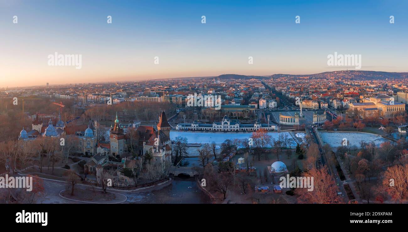 Europe Hongrie Budapest. Panorama. Château de Vajdahunyad. Patinoire de Varosliget. Place des héros. Musée des beaux-arts de Budapest Downtotwn Banque D'Images