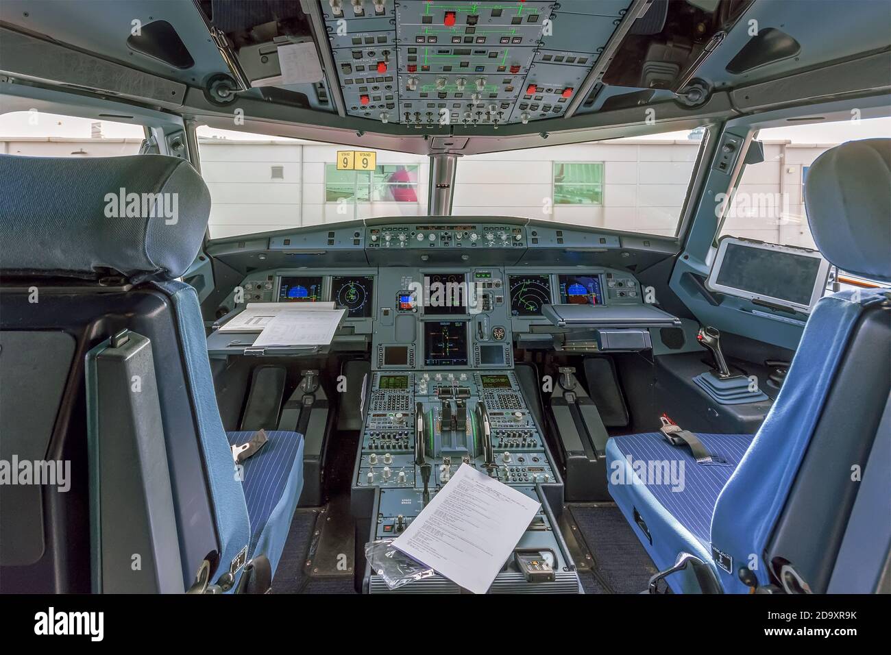 Vide le cockpit d'avion. Le coronavirus Covid-19 a annulé l'interdiction Banque D'Images