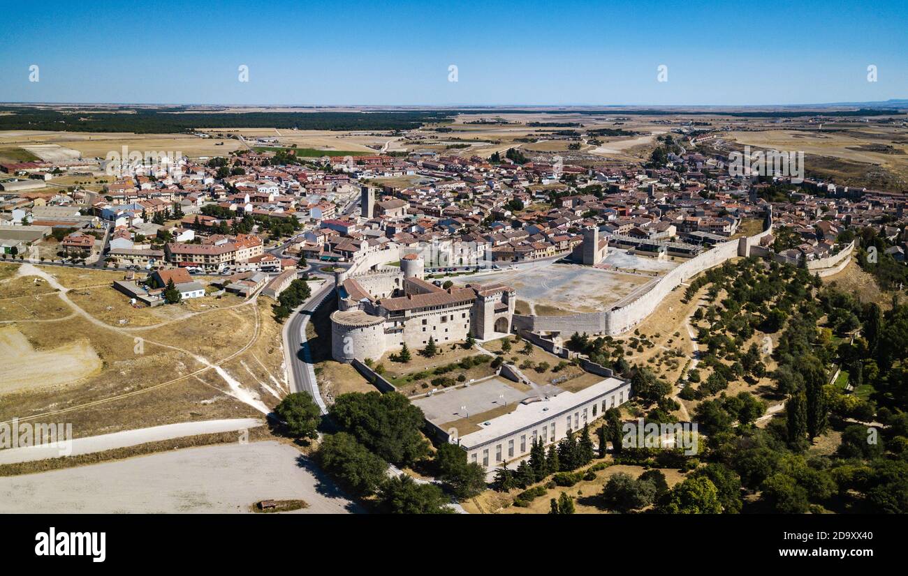 Vue aérienne de Cuellar, petite ville ancienne de la province de Ségovie, avec le château reconstruit en premier plan. Banque D'Images Vue aérienne de Cuellar, petite ville ancienne de la province de Ségovie, avec le château reconstruit en premier plan. Banque D'Images