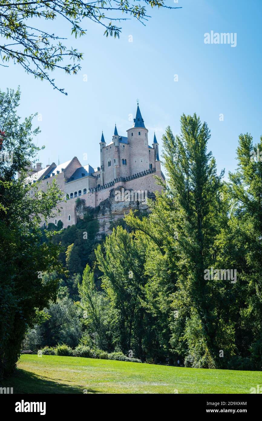 Vue à angle bas de l'Alcazar, un château-palais en pierre situé dans la vieille ville fortifiée de Segovia, Espagne. Banque D'Images
