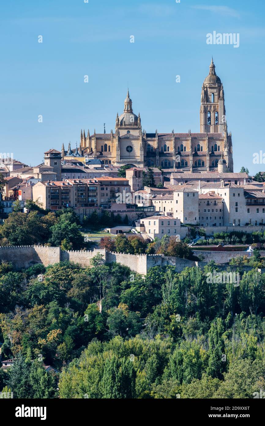 Vue à angle bas de la façade latérale de la cathédrale de Ségovie, située sur la place principale de la ville, la Plaza Mayor, et dédiée à la Vierge Ma Banque D'Images
